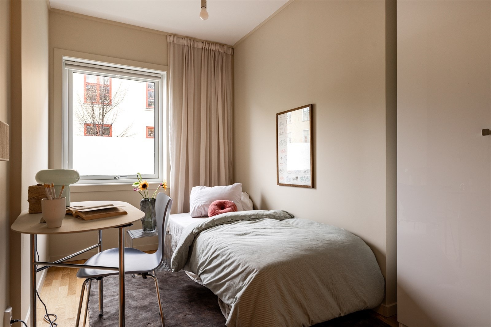 Begge rommene har god plass til seng og garderobeskap. Galleribilde