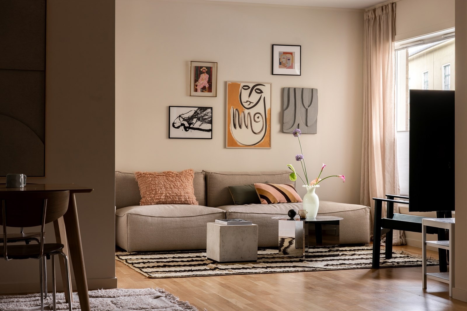 Stuen har gode innredningsmuligheter, og det er plass til sofagruppe, TV-møbler og spisebord. Galleribilde