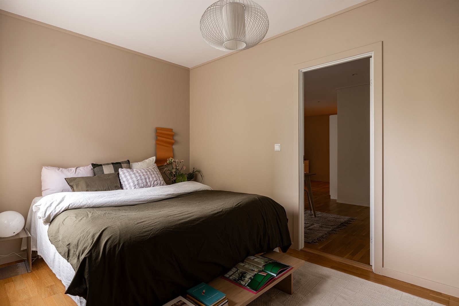 Den lune fargen på veggene skaper en rolig og behagelig stemning. Galleribilde