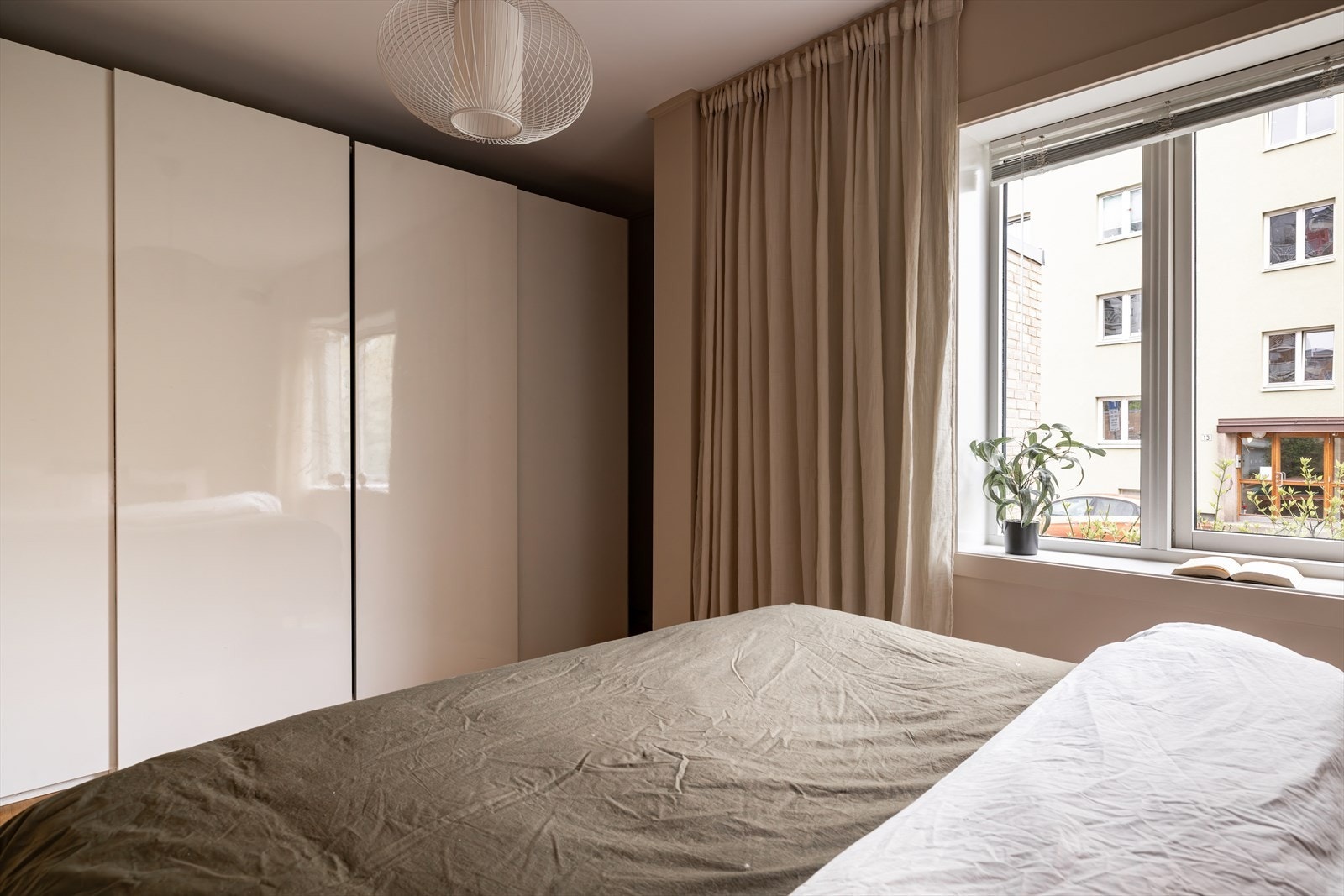 Den medfølgende skyvedørsgarderoben gir rikelig med oppbevaringsplass. Galleribilde