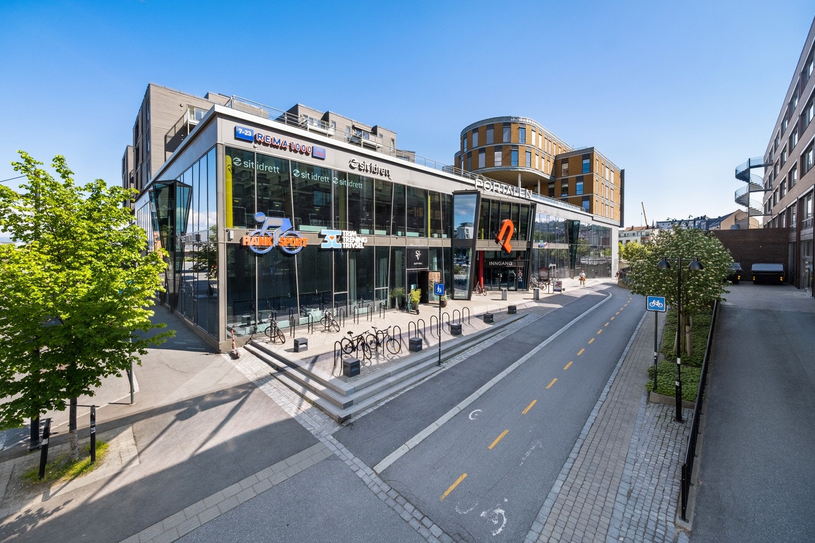 I umiddelbar nærhet fra leiligheten finner man Portalen med dagligvarebutikken Rema 1000 som også holder søndagsåpent. I tillegg finner du Hank sport, 3T treningssenter og Sit treningssenter her. Galleribilde