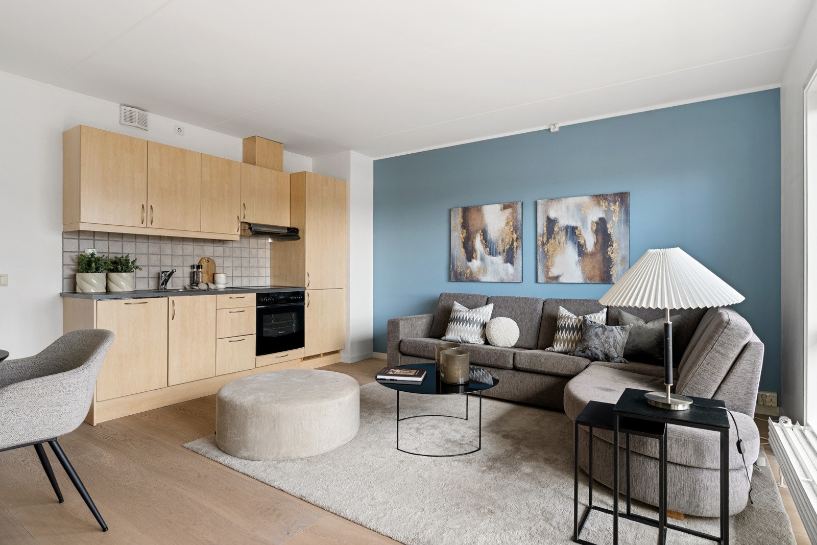 Kjøkkenet har integrerte hvitevarer som oppvaskmaskin, ventilator, kombinert kjøl- og fryseskap, platetopp og stekeovn. Galleribilde