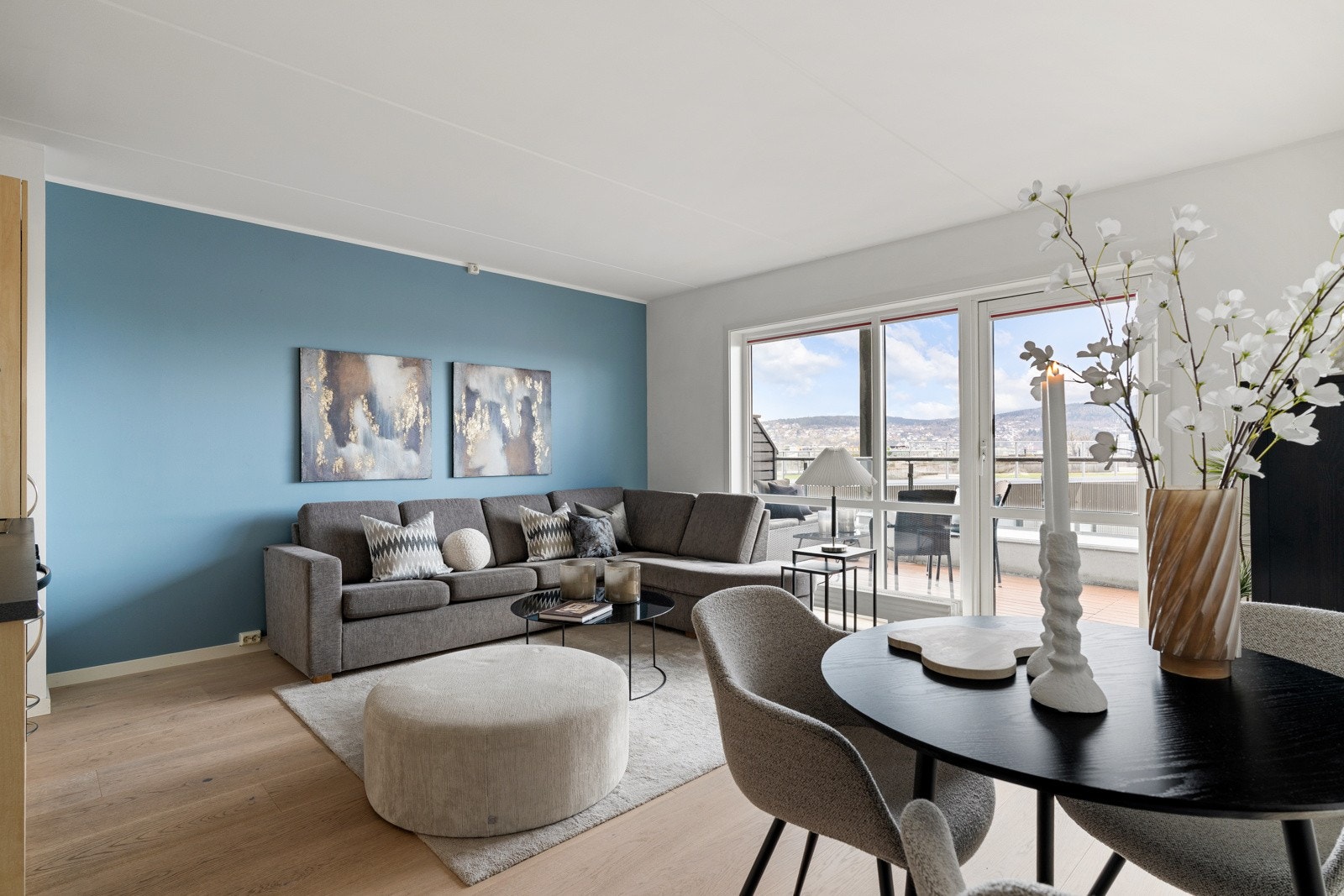 Rommet oppleves lyst og luftig med store vinduer ut mot balkong som gir godt med naturlig lys inn. Galleribilde