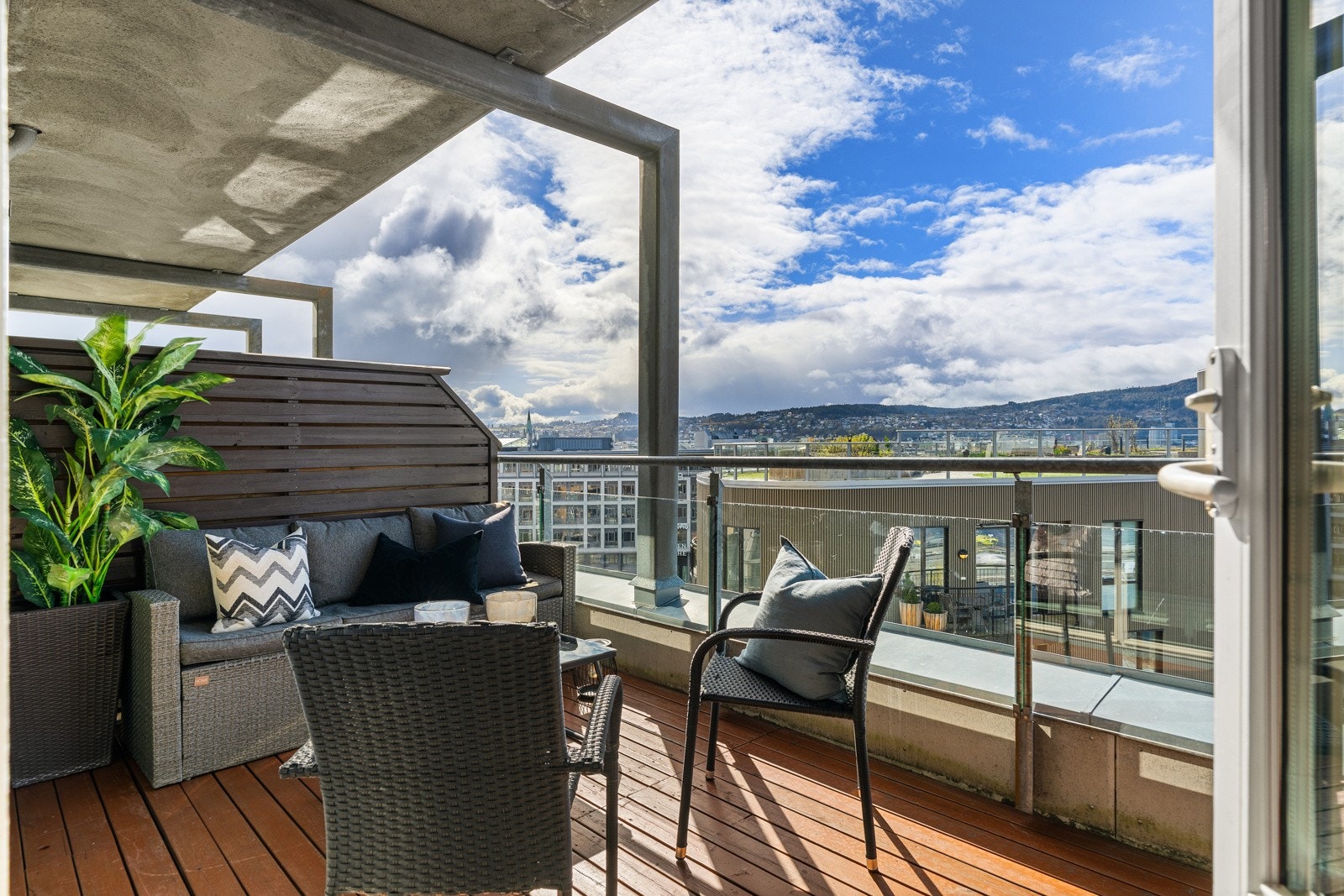 På balkongen har man svært gode solforhold. På sommers tid har man solen fra ca. kl. 13:00 og til solnedgang. Galleribilde