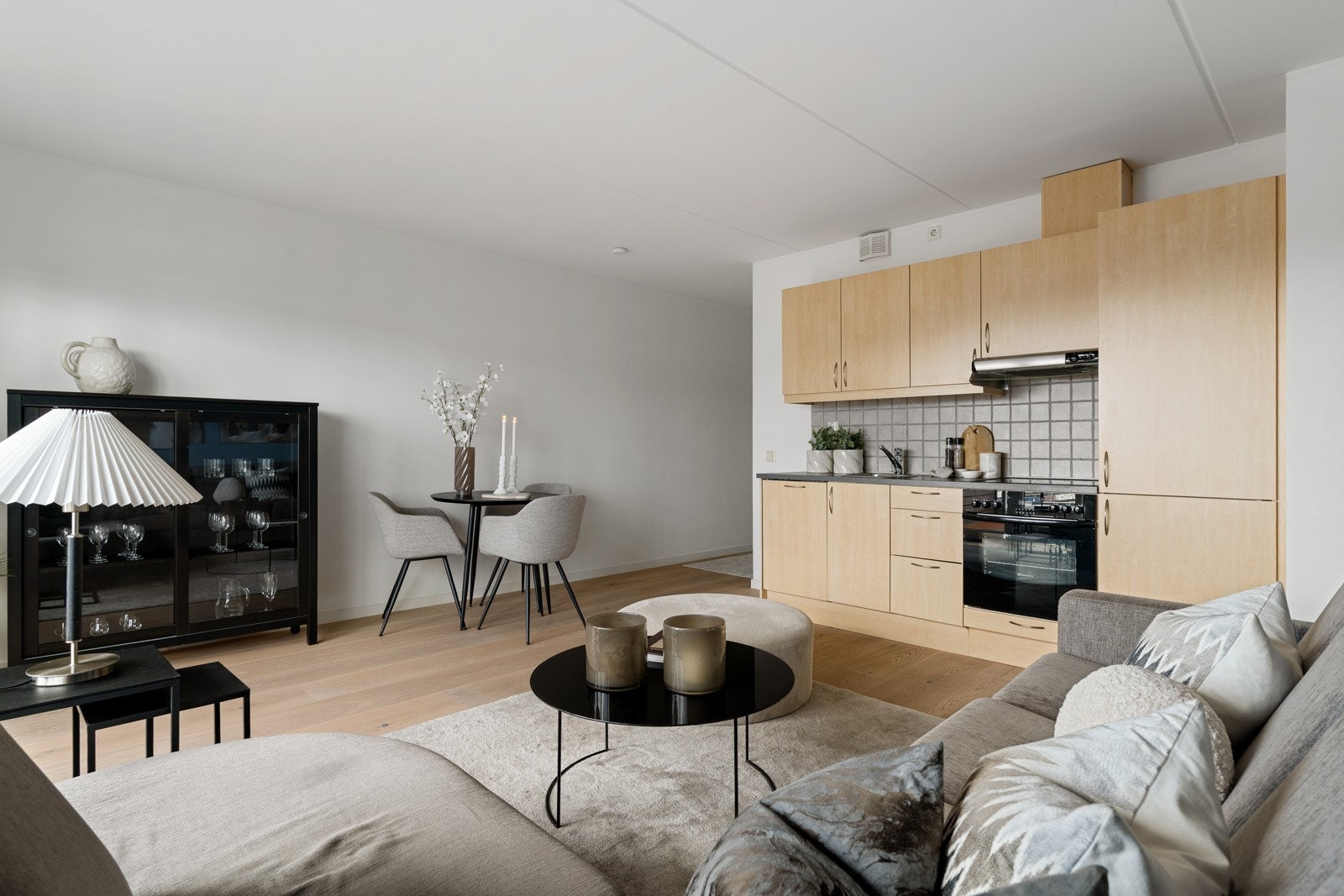 Stuen har plass for både spisebord, sofagruppe og ytterligere møblering. Her er det uttak for kabel-tv/internett som er inkludert i de månedlige felleskostnadene. Galleribilde