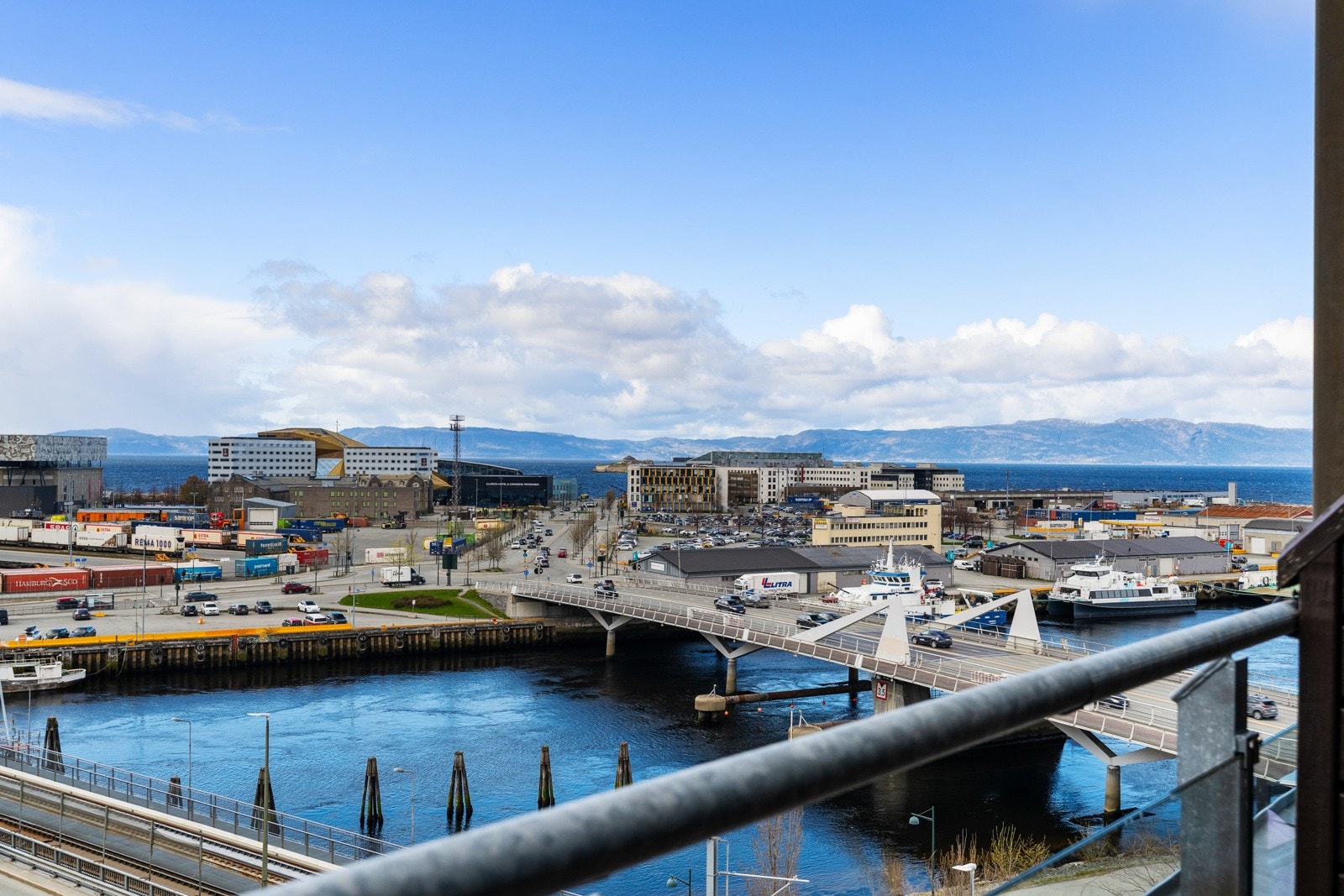Leiligheten byr på vakker utsikt mot fjorden og store deler av Trondheim. Galleribilde