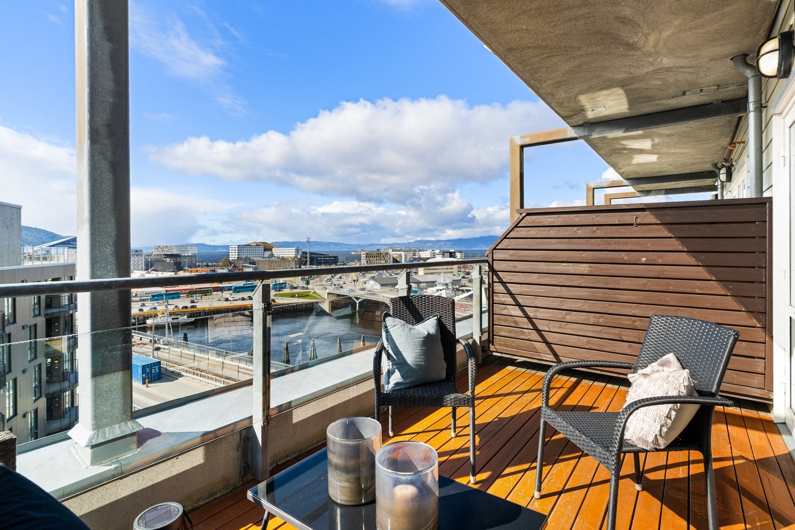 Velkommen til Dyre Halses gate 15 - en særdeles lekker leilighet i 7. etasje, med glimrende beliggenhet på Solsiden/Nedre Elvehavn. Galleribilde