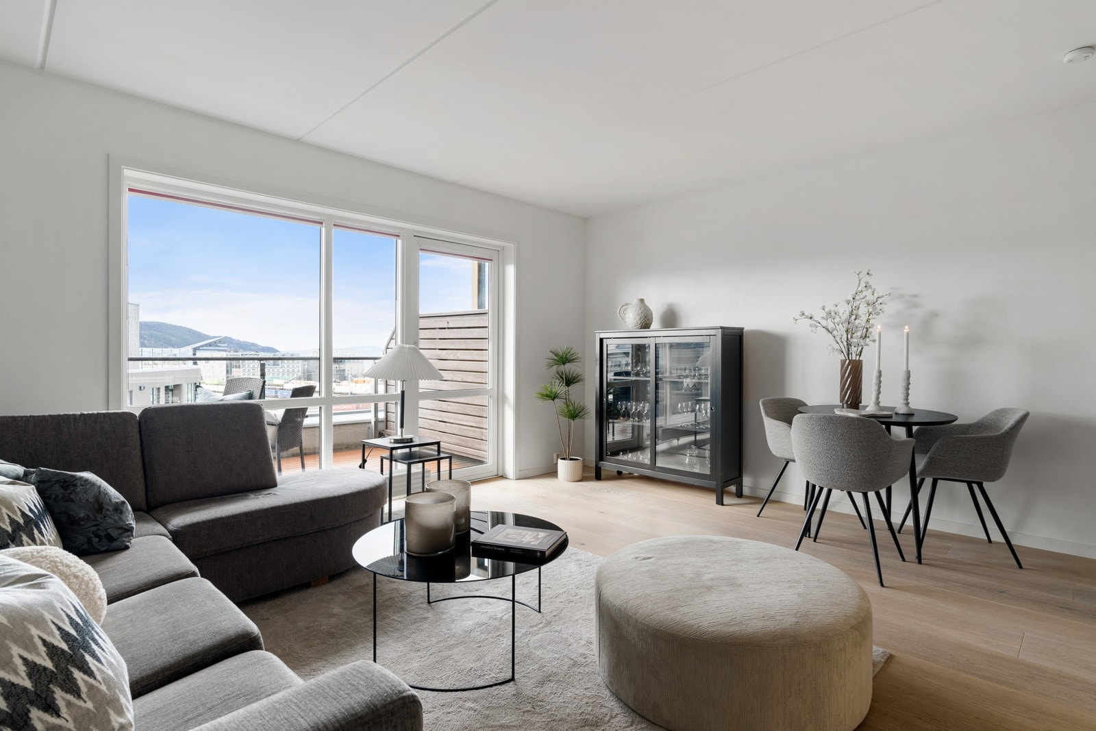 Stuen er i åpen løsning med kjøkkenet og har et samlet areal på ca. 24 m². Galleribilde