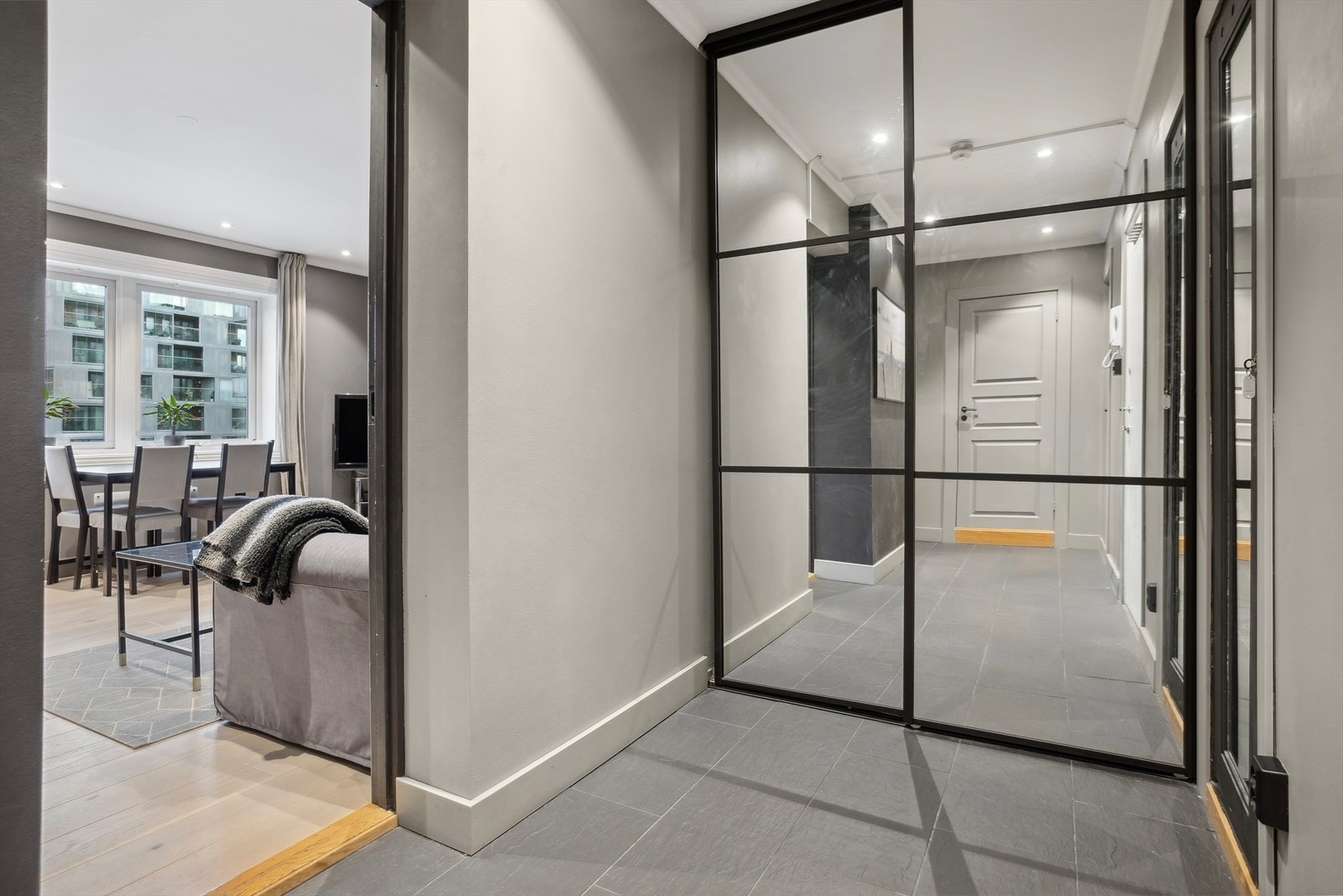 Velkommen inn! Stor skyvedørsgarderobe med speil, god pass til sko og yttertøy. Galleribilde