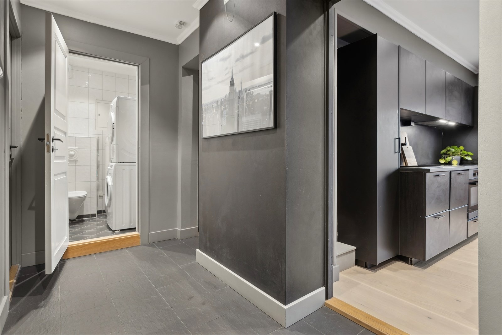 Fra entreen er det adkomst til hovedbadet og eget wc rom med opplegg til vaskemaskin og tørketrommel. Galleribilde