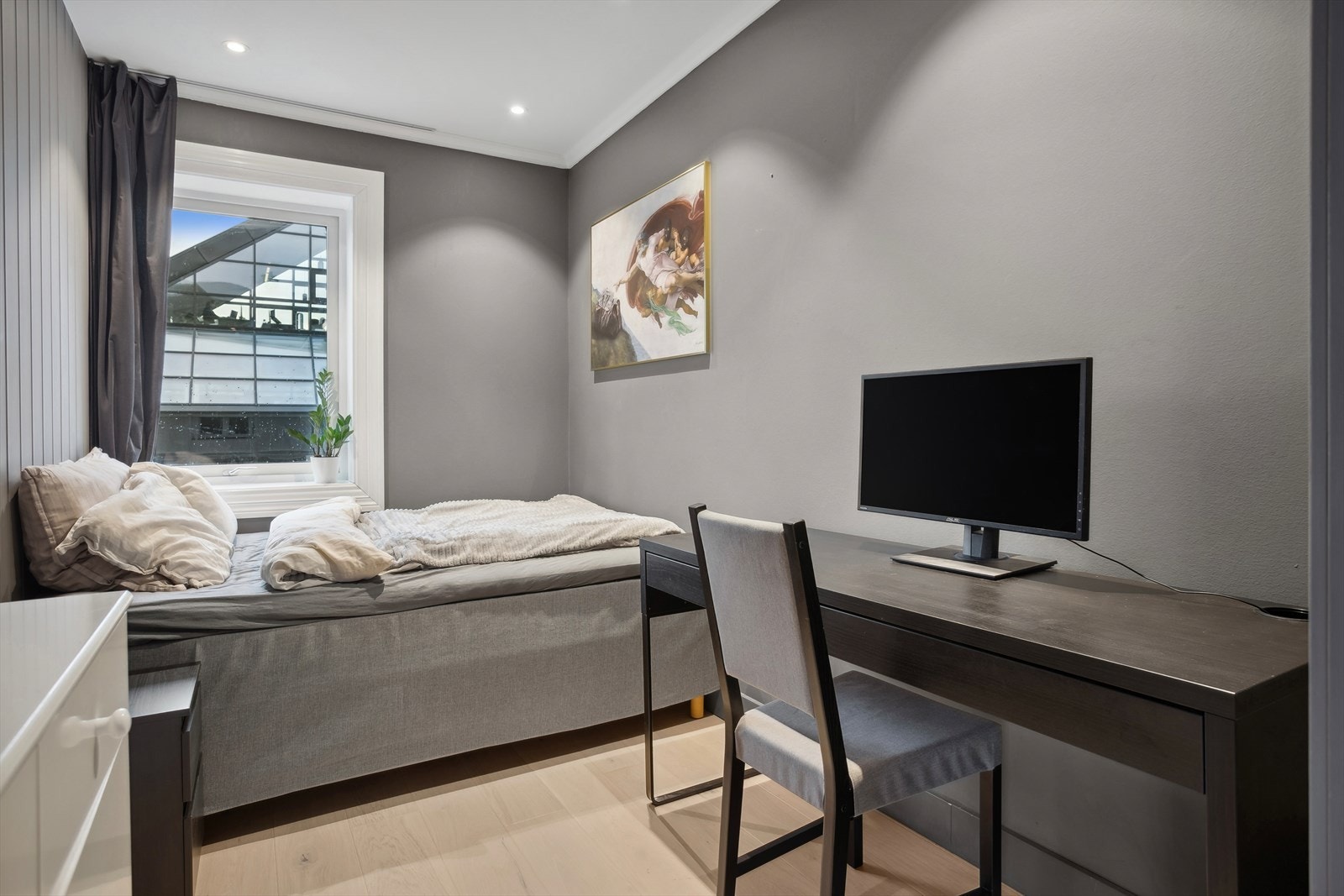 Boligen har 4 soverom, hvor alle har god plass til både seng, skrivebord og oppbevaring av klær. Galleribilde