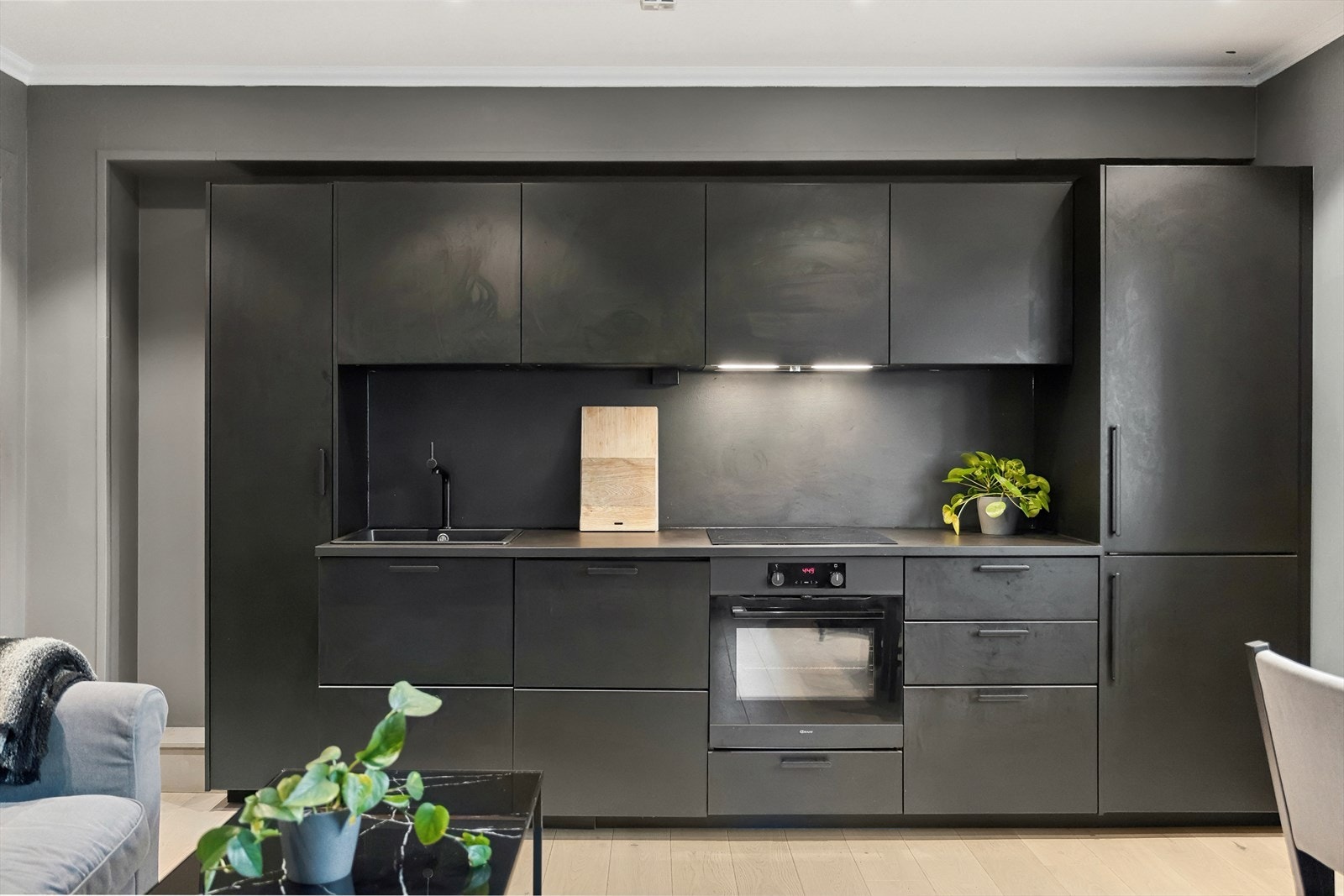 Åpen stue/kjøkkenløsning med innredning fra 2022. Integrerte hvitevarer som følger med handelen er: stekeovn, platetopp, oppvaskmaskin og kjøleskap m/frys. Galleribilde