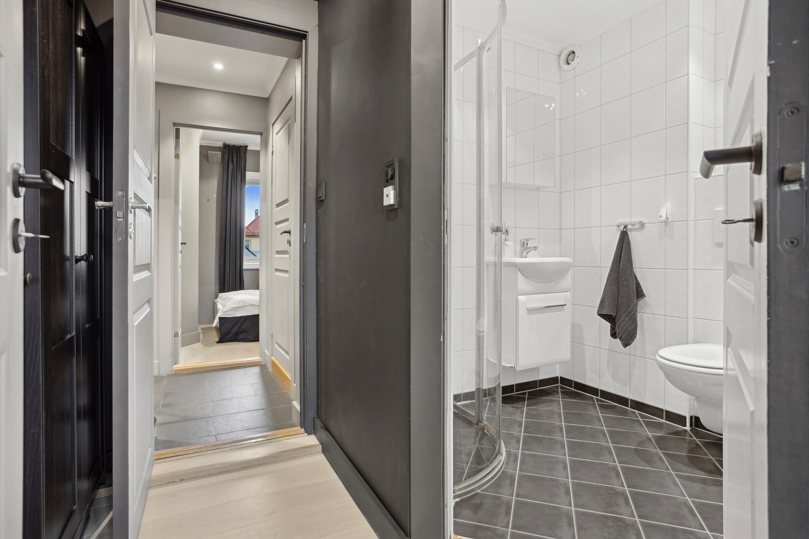 Badet ble ifølge tidligere eier modernisert i 2006 og det er lagt keramiske fliser på gulv og vegger, takplater i himling med spotlights. Galleribilde