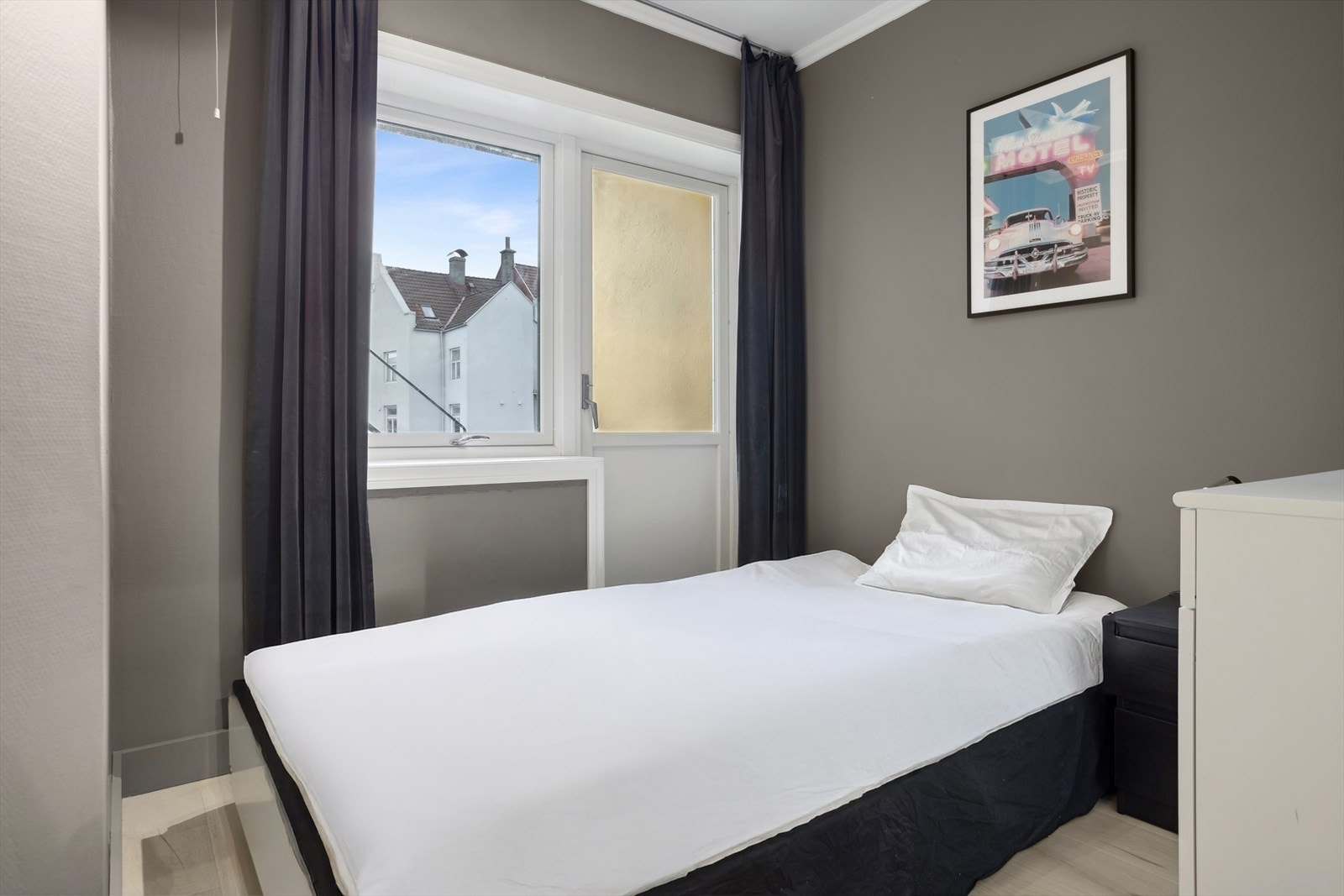 Soverom #4 med utgang til rømningstrapp. Galleribilde