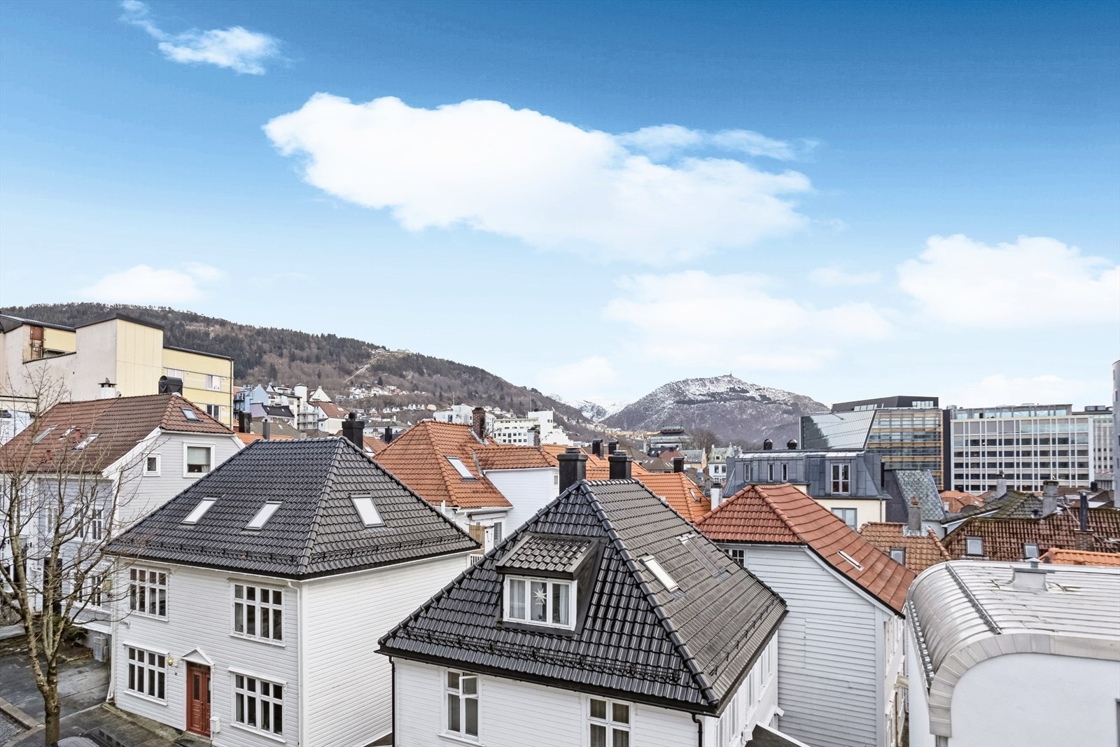 Midt imellom sjø og fjell i tillegg til parker, kafeer og koselige gater rett utenfor døren. Galleribilde