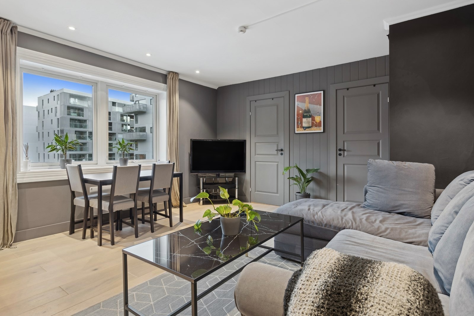 Store vinduer sørger for godt med naturlig lysinnslipp. Galleribilde