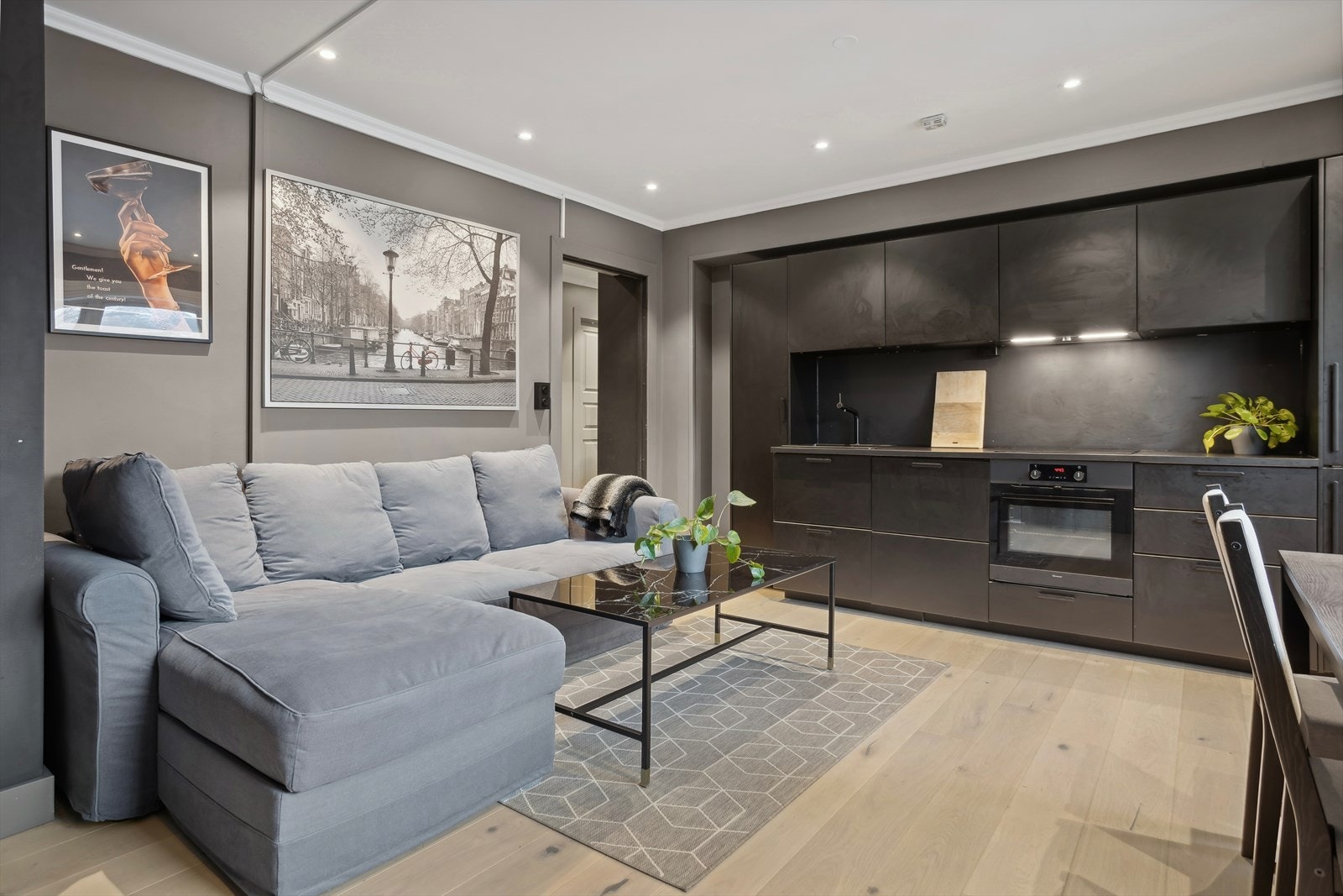 De fleste flater i leiligheten ble malt i 2021, og en moderne enstavs eikeparkett i 2019. Galleribilde