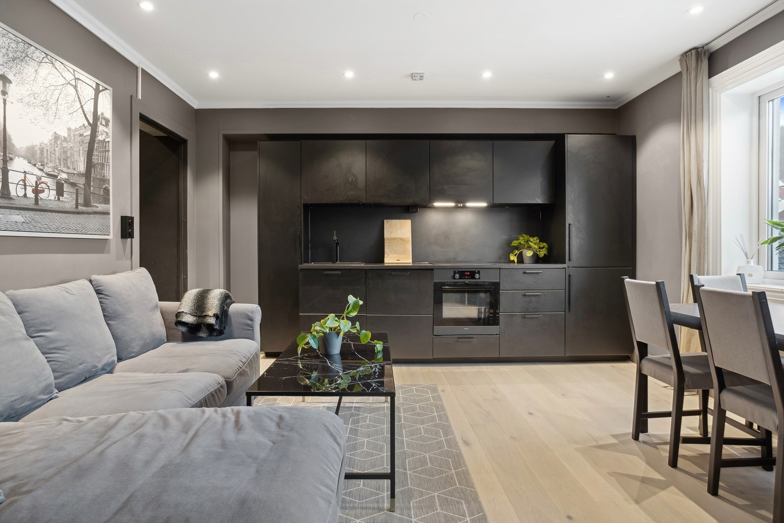 Lys og god 5-roms leilighet med moderne kvaliteter og svært sentral beliggenhet! Galleribilde