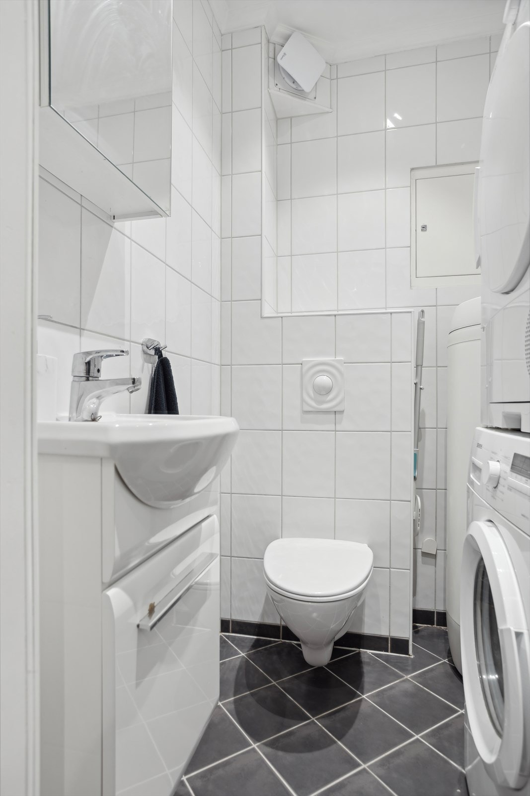 Tilsvarende med badet ble WC/vaskerom modernisert i 2006. På vaskerommet finner man også varmtvannsbereder og rør i rør skap. Galleribilde