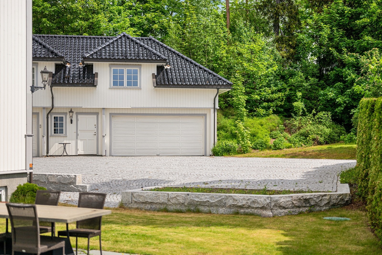 2 x dobbel garasje med egen enhet over garasjen Galleribilde