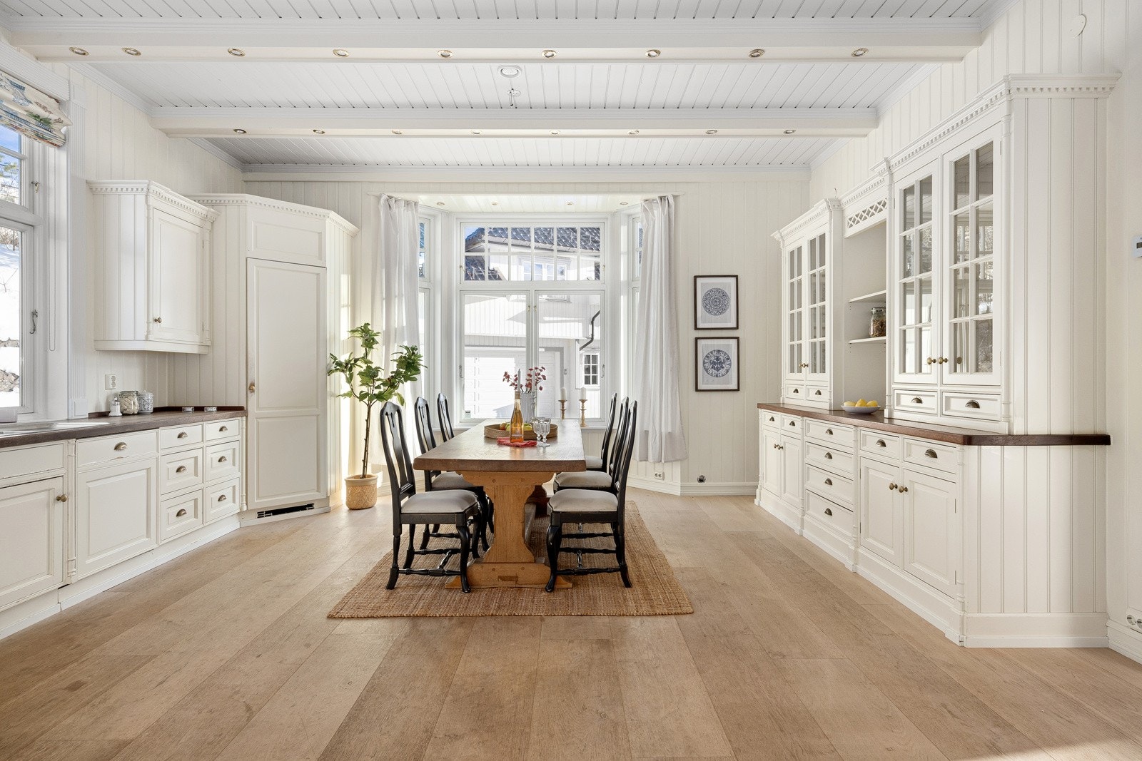 Stort kjøkken med integrerte hvitevarer og spiseplass til mange Galleribilde