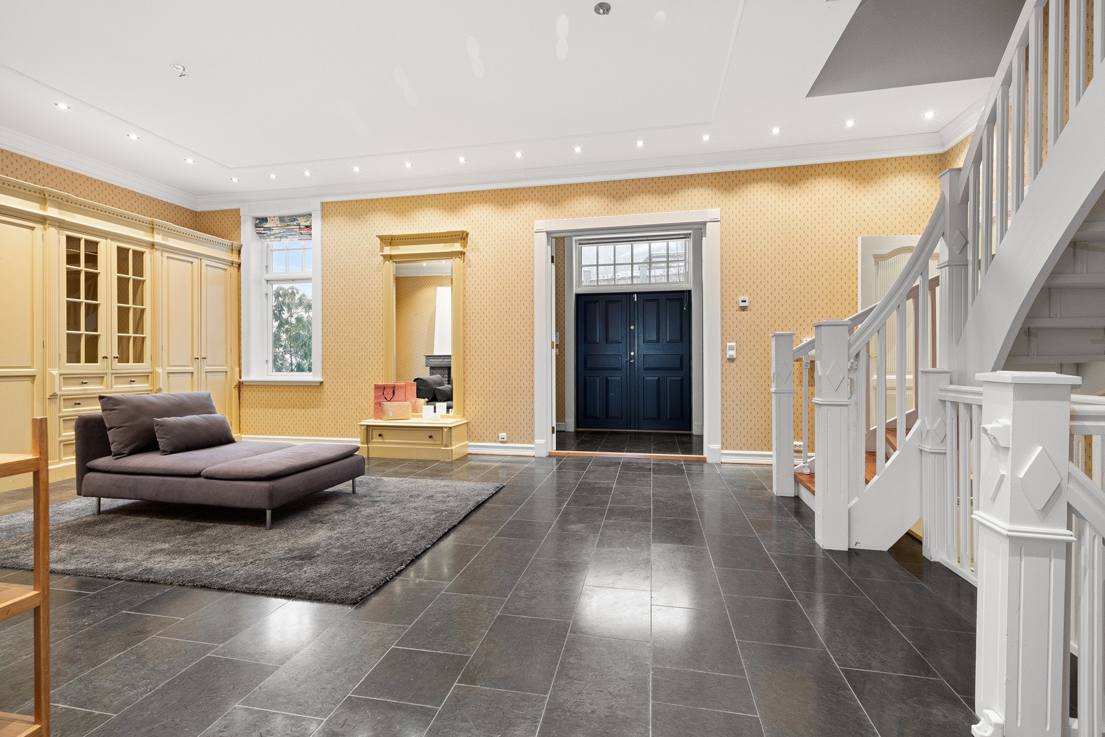 Stor hall med peis Galleribilde