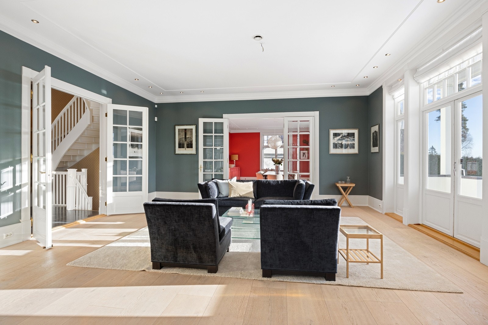 Mellom stue med utgang stor hage med nydelig utsikt over fjorden Galleribilde