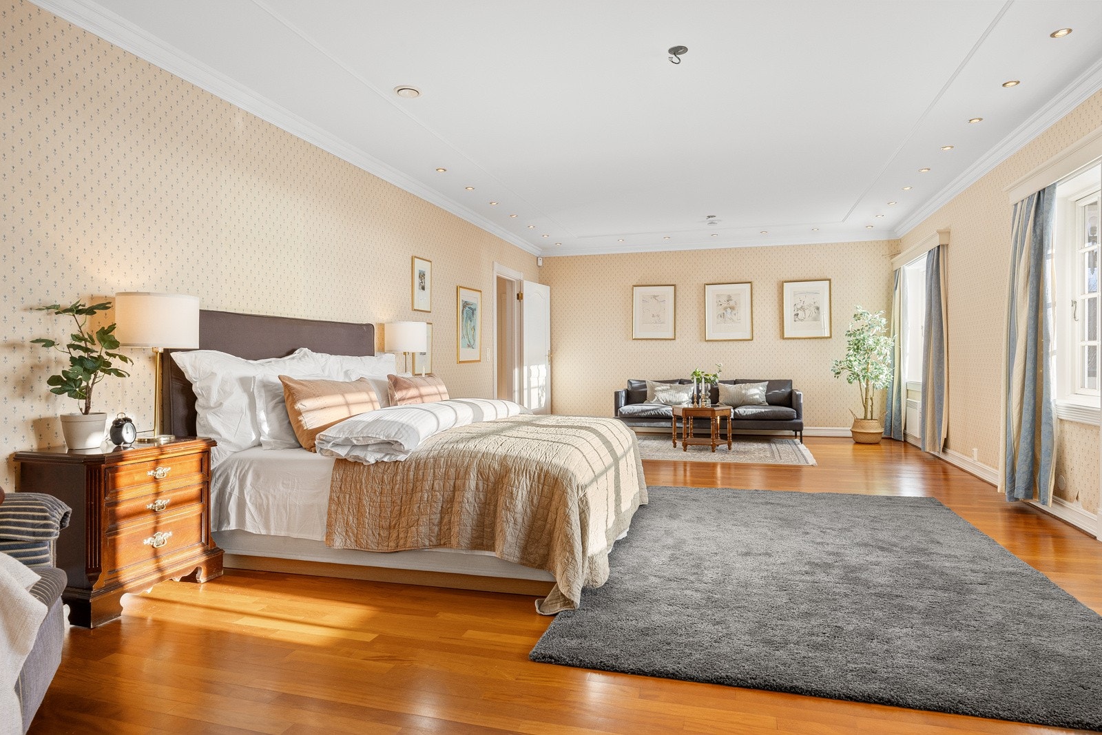 Hovedsoverom med tilhørende bad og garderobe Galleribilde