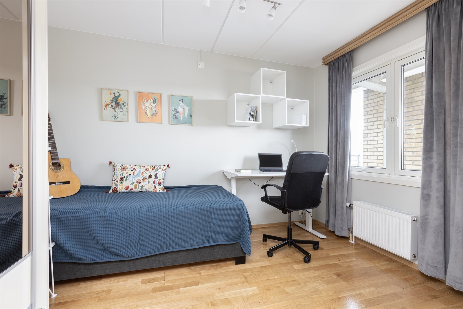 Soverom som passer godt som ekstra barnerom, kontor eller gjesterom Galleribilde