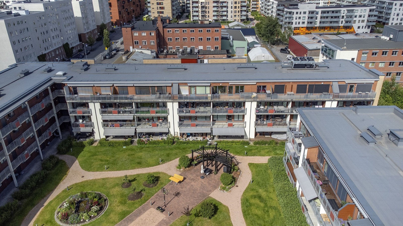 Dronebilde. Det foreligger planer for tomtene bak bygget. Dette kan medføre byggestøy, anleggsarbeid, innsyn, endret utsikt og noe skygge. Se mer info i salgsoppgaven Galleribilde