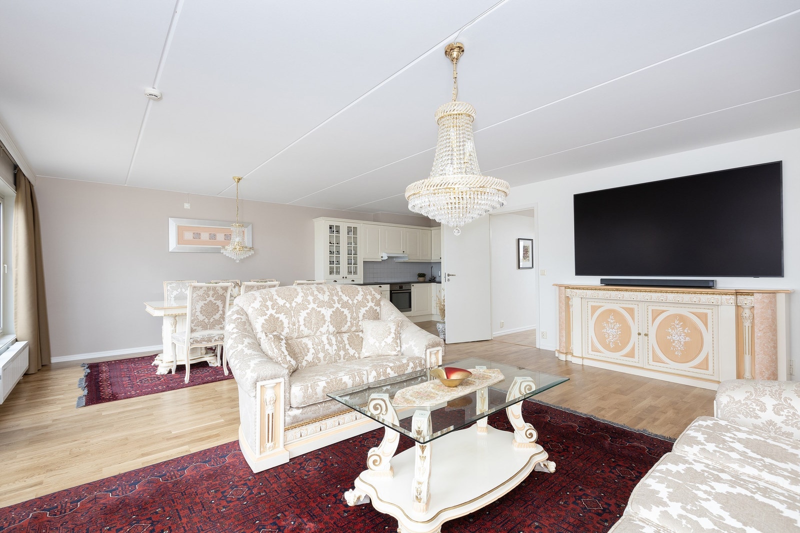 Luftig stue med store vindusflater som slipper inn godt med naturlig lys. Plass til blant annet sofagruppe, tv-møblement, spisebord og spisestoler. Parkett på gulv Galleribilde