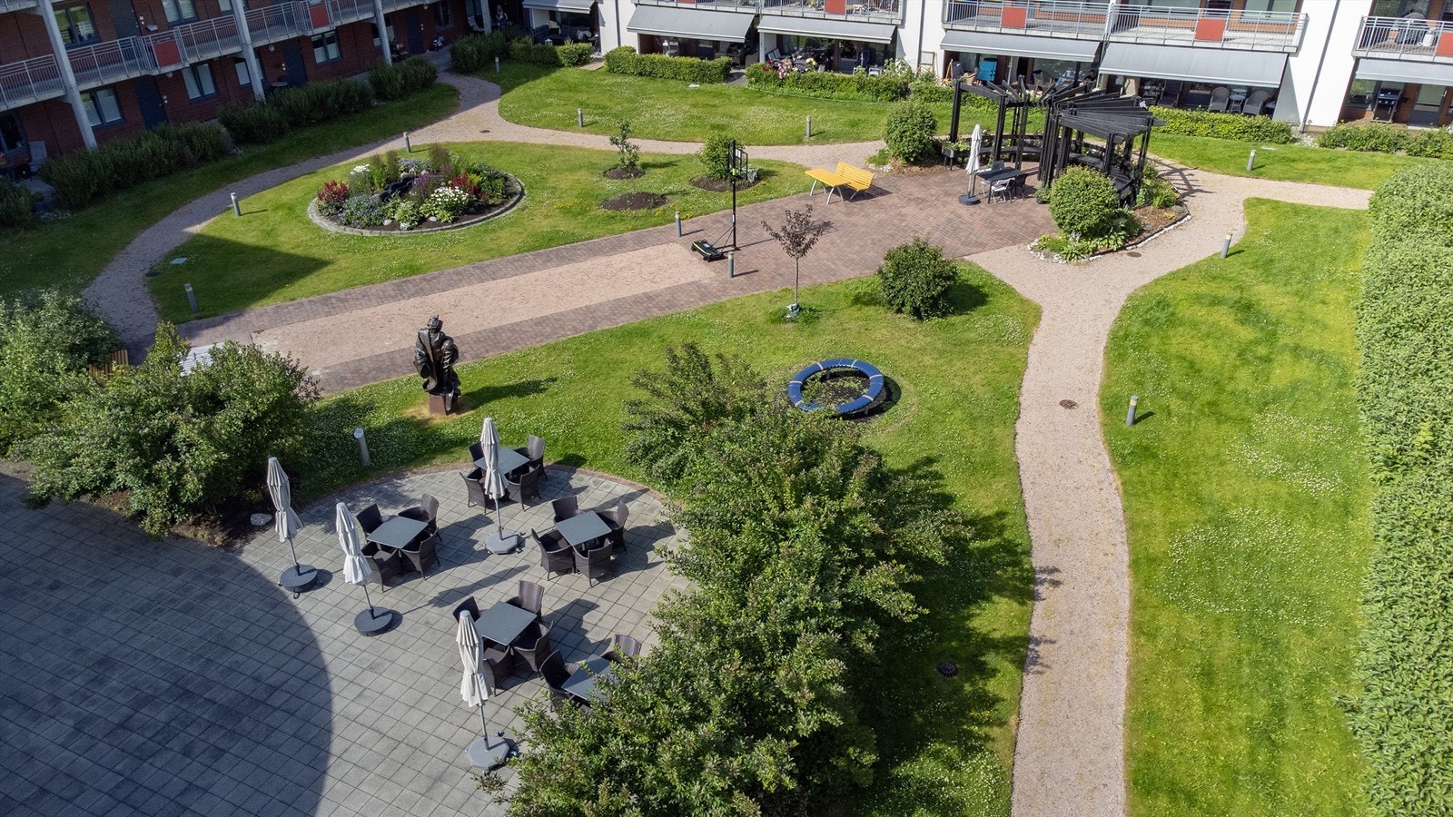 Gårdstunet gir rom for late dager i sola med grilling eller et slag boccia Galleribilde