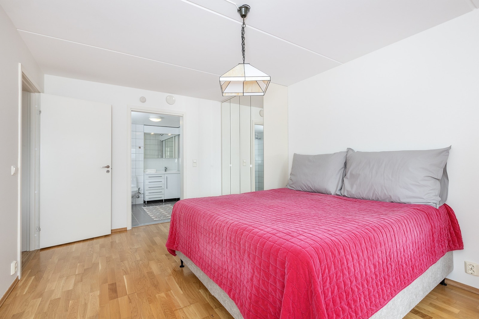 Hovedsoverom med plass til dobbeltseng. Plass til garderobeskap eller nattbord Galleribilde