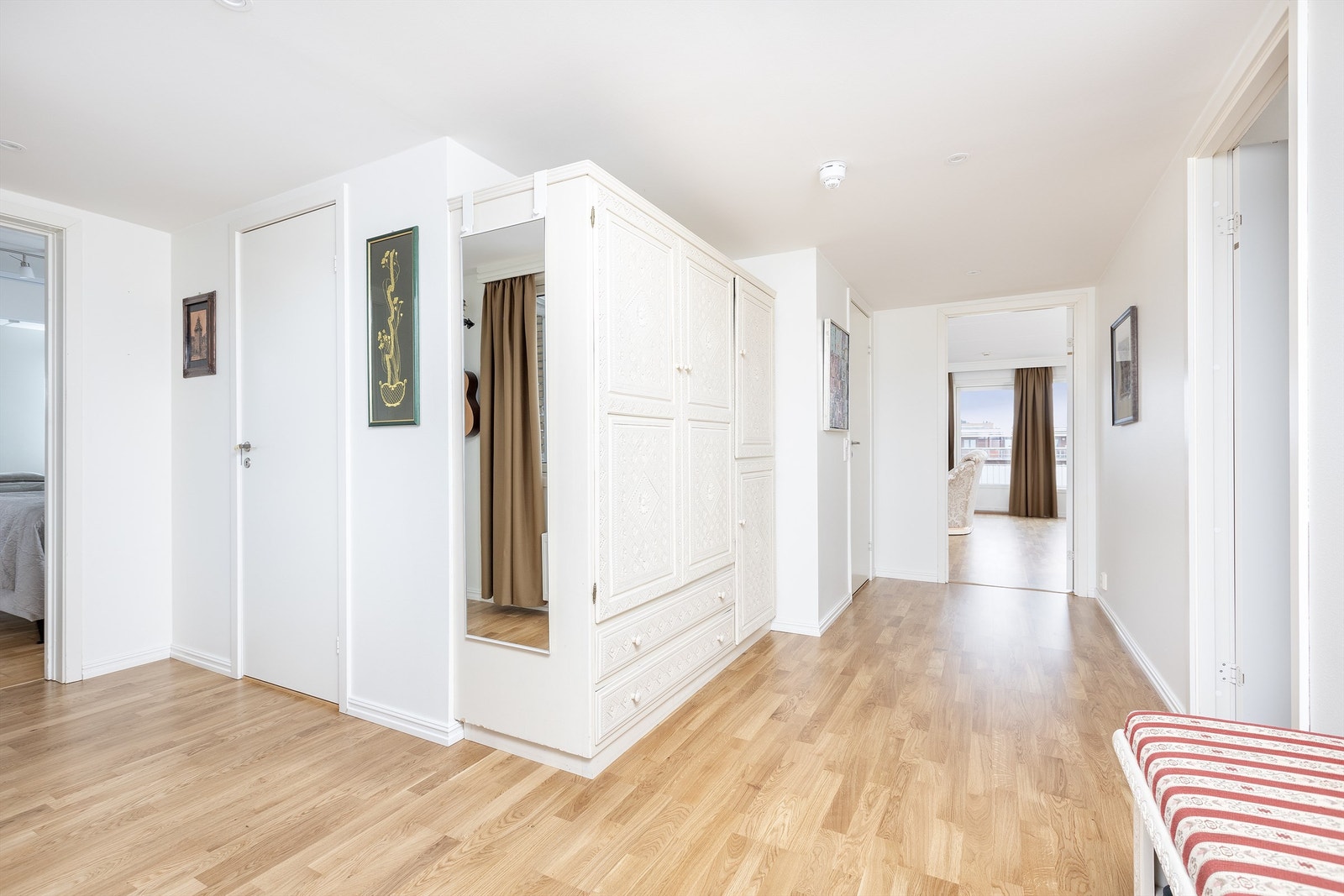 Innbydende entré med parkett på gulv. Plass til garderobeskap eller skyvedørsgarderobe. Ytterligere plass til for eksempel puff eller kommode. Adkomst til praktisk innvendig bod med plass til utstyr, verktøy m.m. Galleribilde