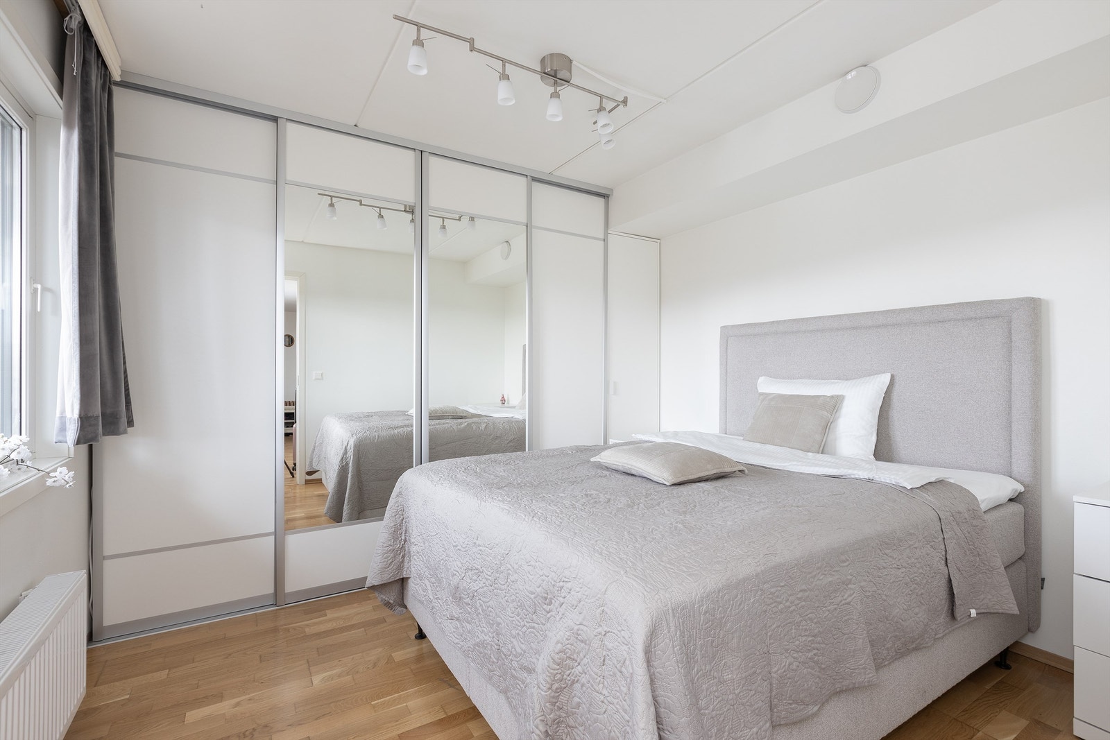 Soverom som passer godt som barnerom. God plass til blant annet seng, skrivebord og kontorstol Galleribilde
