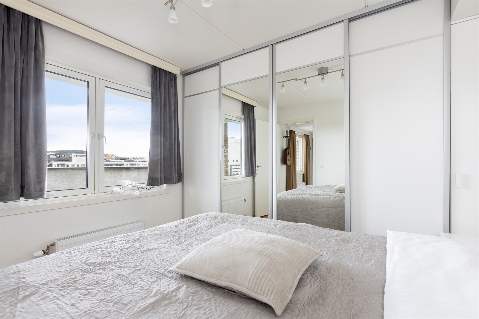 Stor skyvedørsgarderobe med god plass til klær m.m. Parkett på gulv Galleribilde