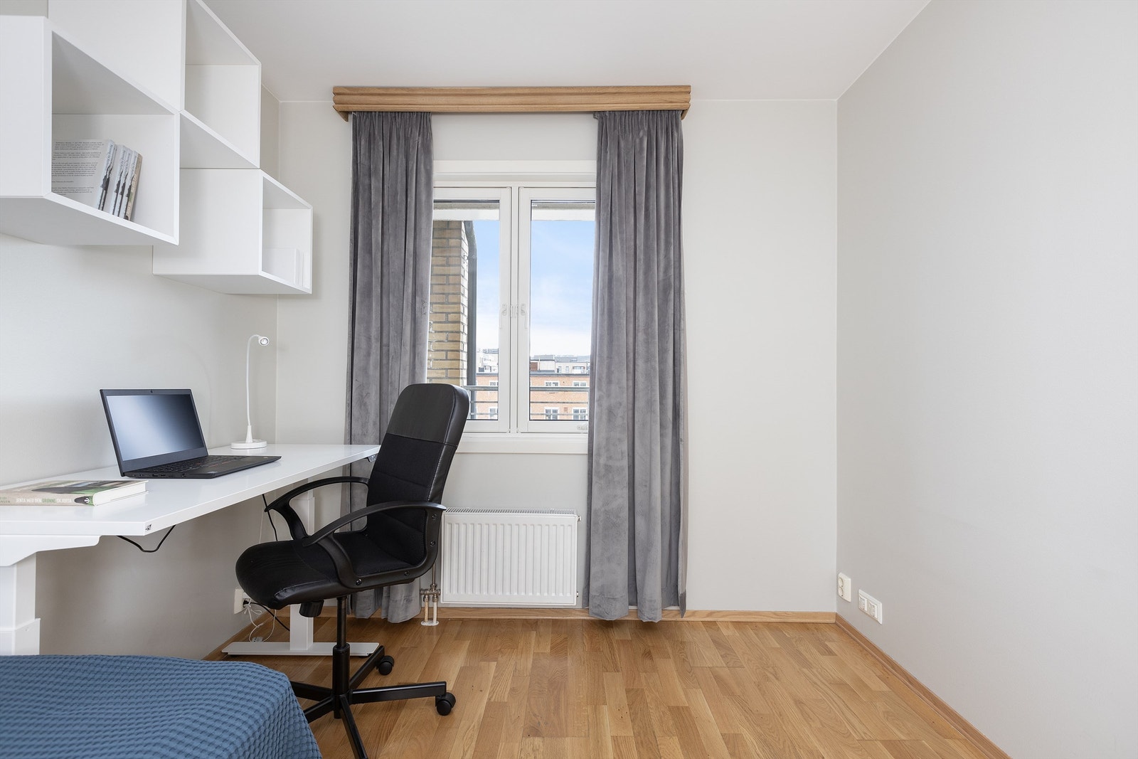 Plass til seng, skrivebord og kontorstol. Skyvedørsgarderobe med plass til klær. Parkett på gulv Galleribilde