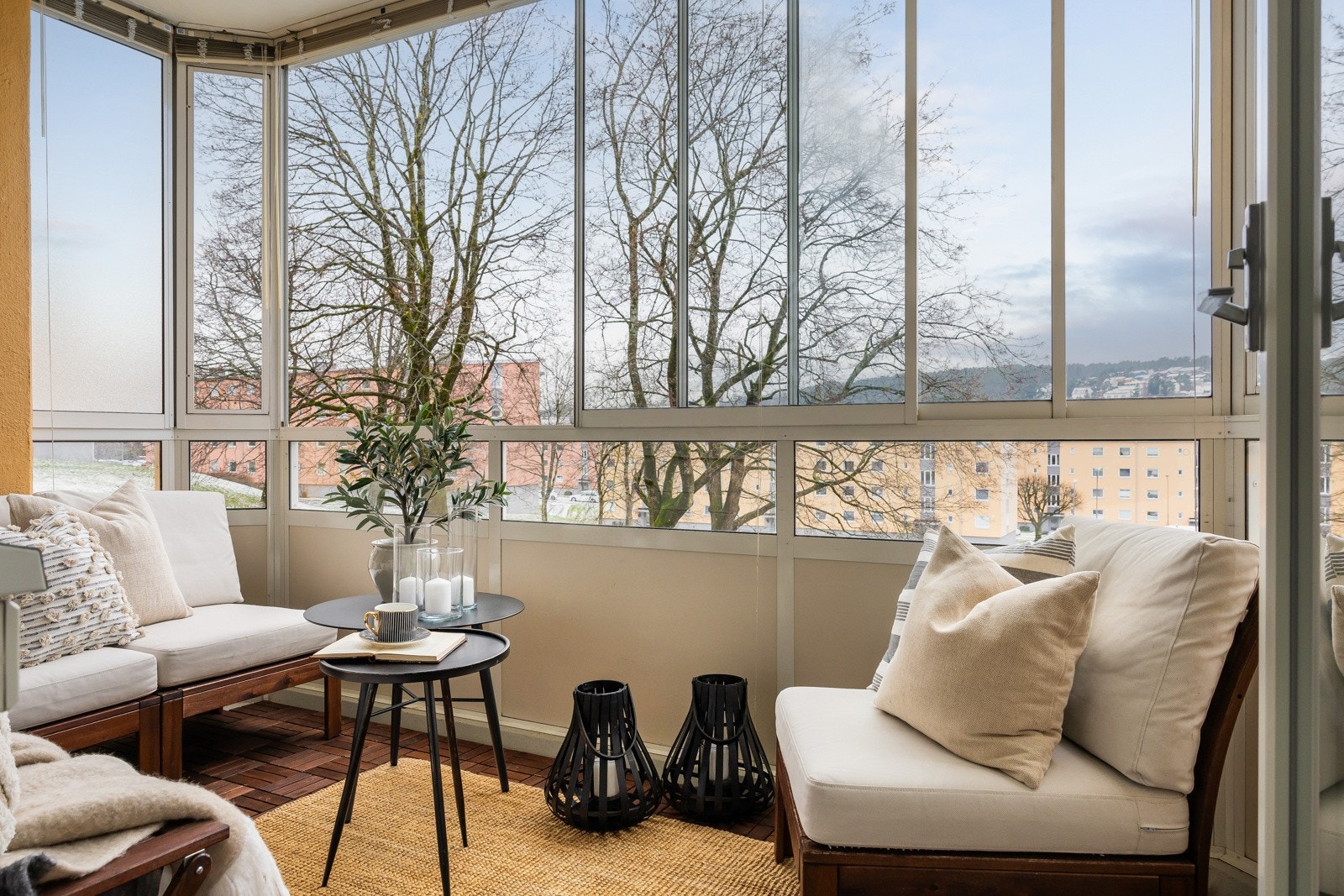 God plass til å sole seg, møblere og ha planter, samt gassgrill (tillatt i borettslaget). Galleribilde