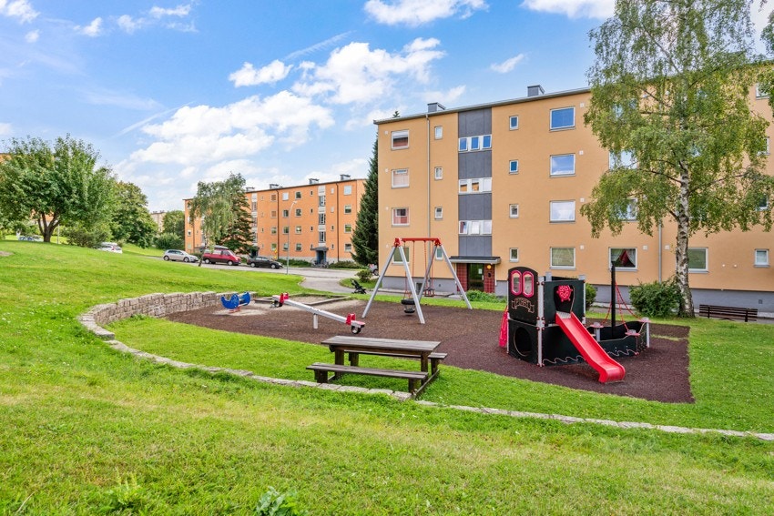 Store fellesarealer med flere lekeplasser i umiddelbar nærhet. Galleribilde