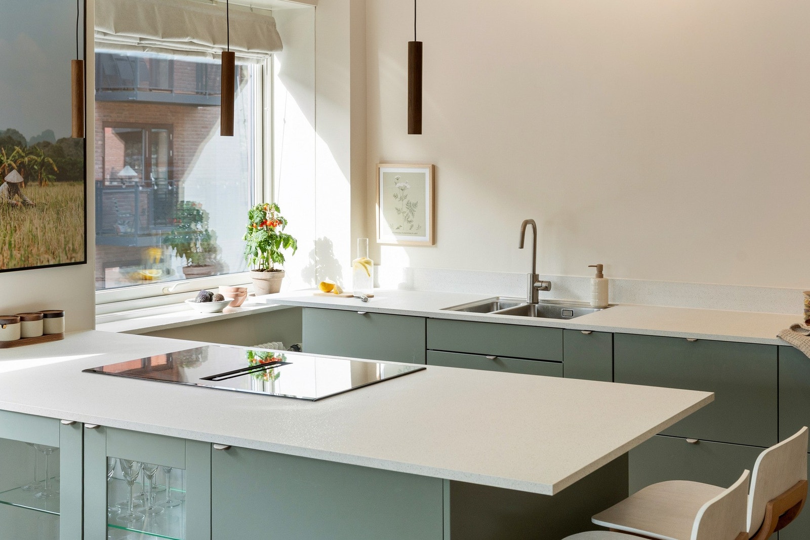 Kjøkkenventilator med avtrekk integrert i induksjonsplatetoppen. Galleribilde