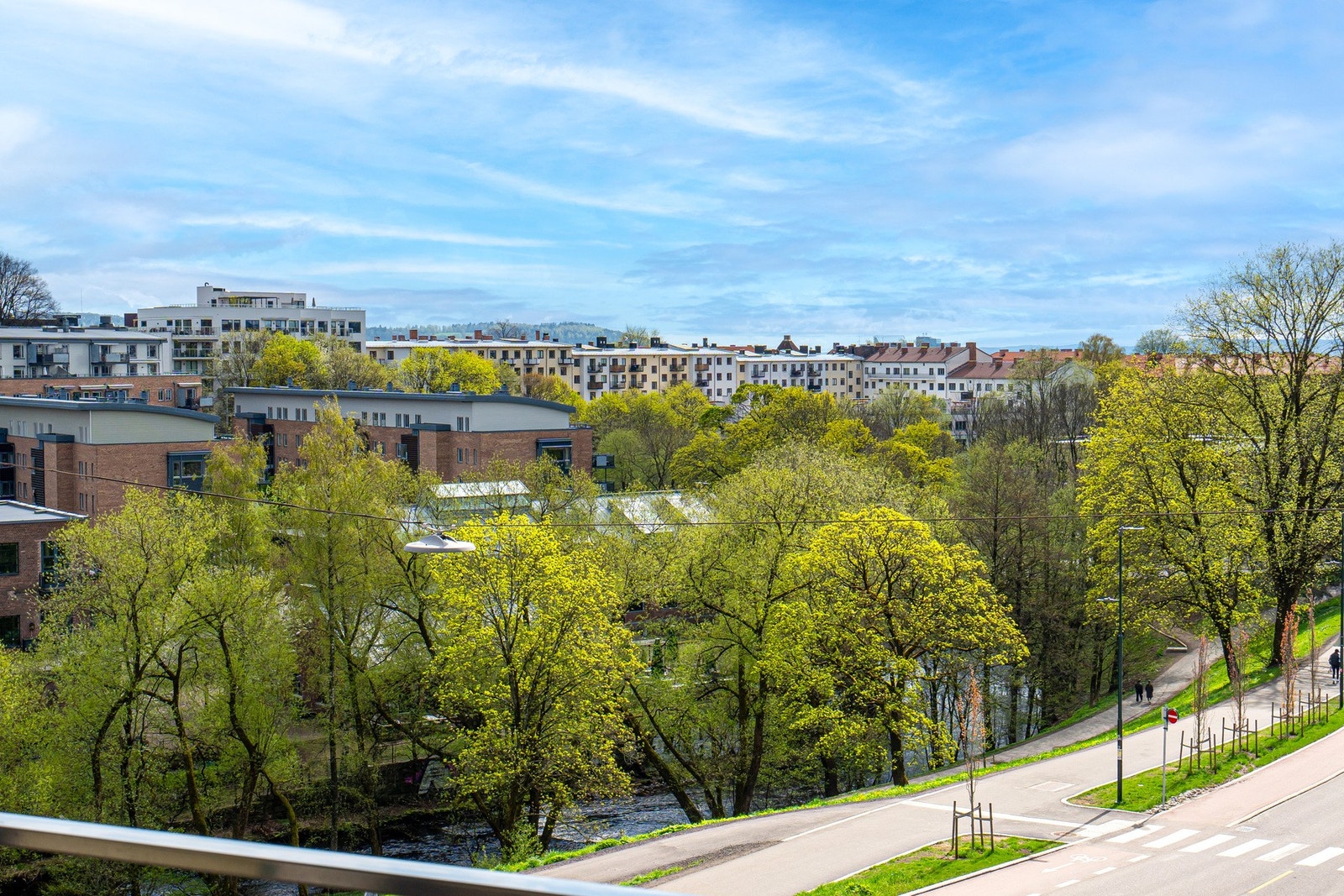 Fritt beliggende i byggets 3. etasje med herlig utsikt over Akerselva og grønne omgivelser. Galleribilde
