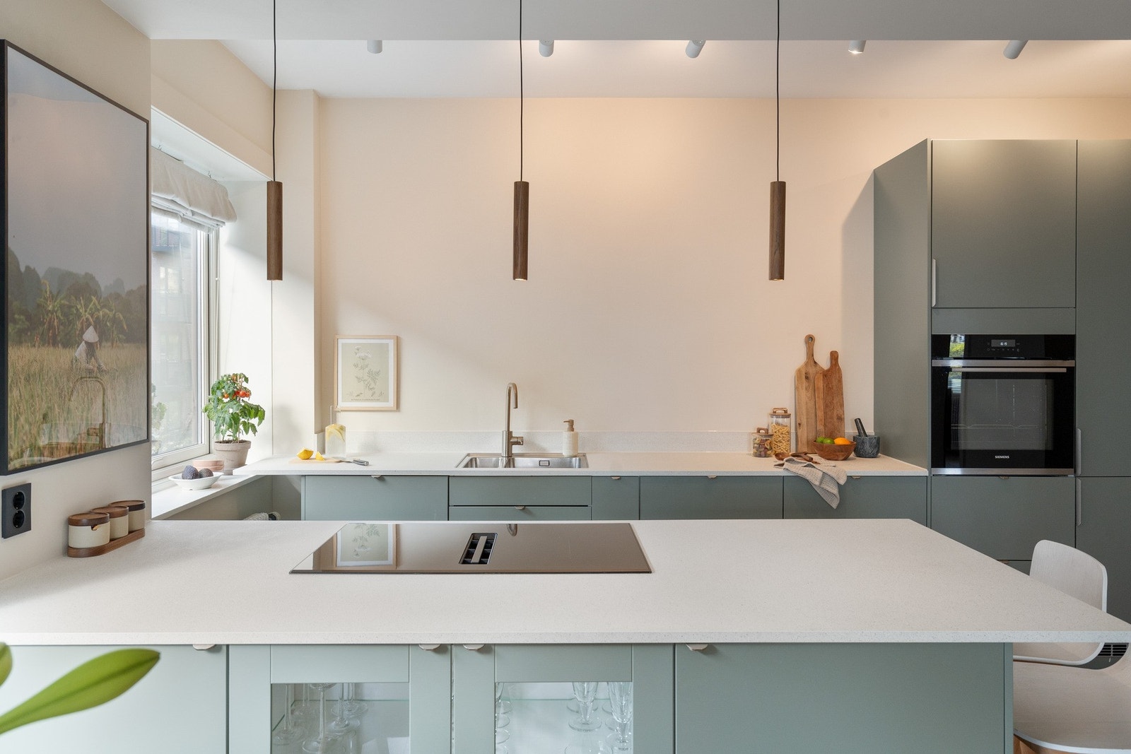 Lekkert kjøkken fra 2024 med moderne innredning fra Norema. Galleribilde