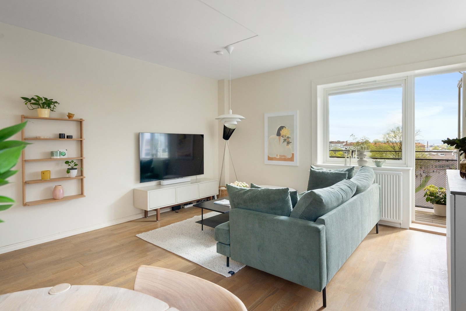 Lys og trivelig stue med god plass til sofagruppe, sofabord og underholdningsavdeling. Galleribilde