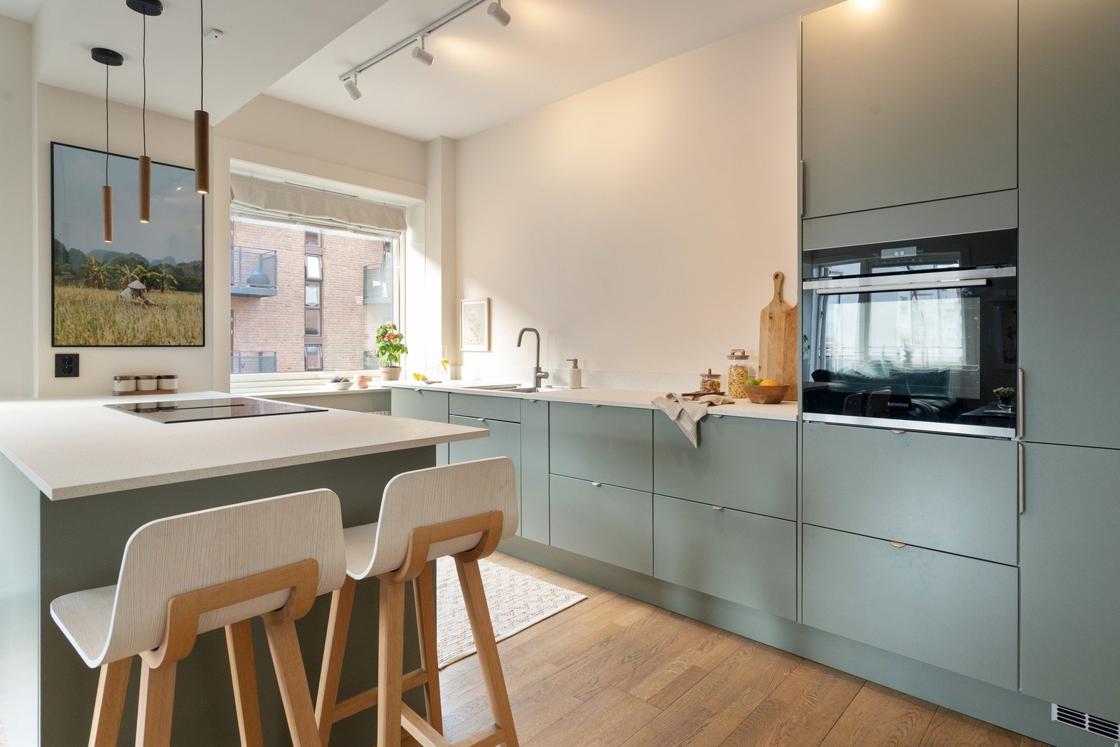 Kjøkkenet består av glatte fronter og benkeplate i laminat. Galleribilde