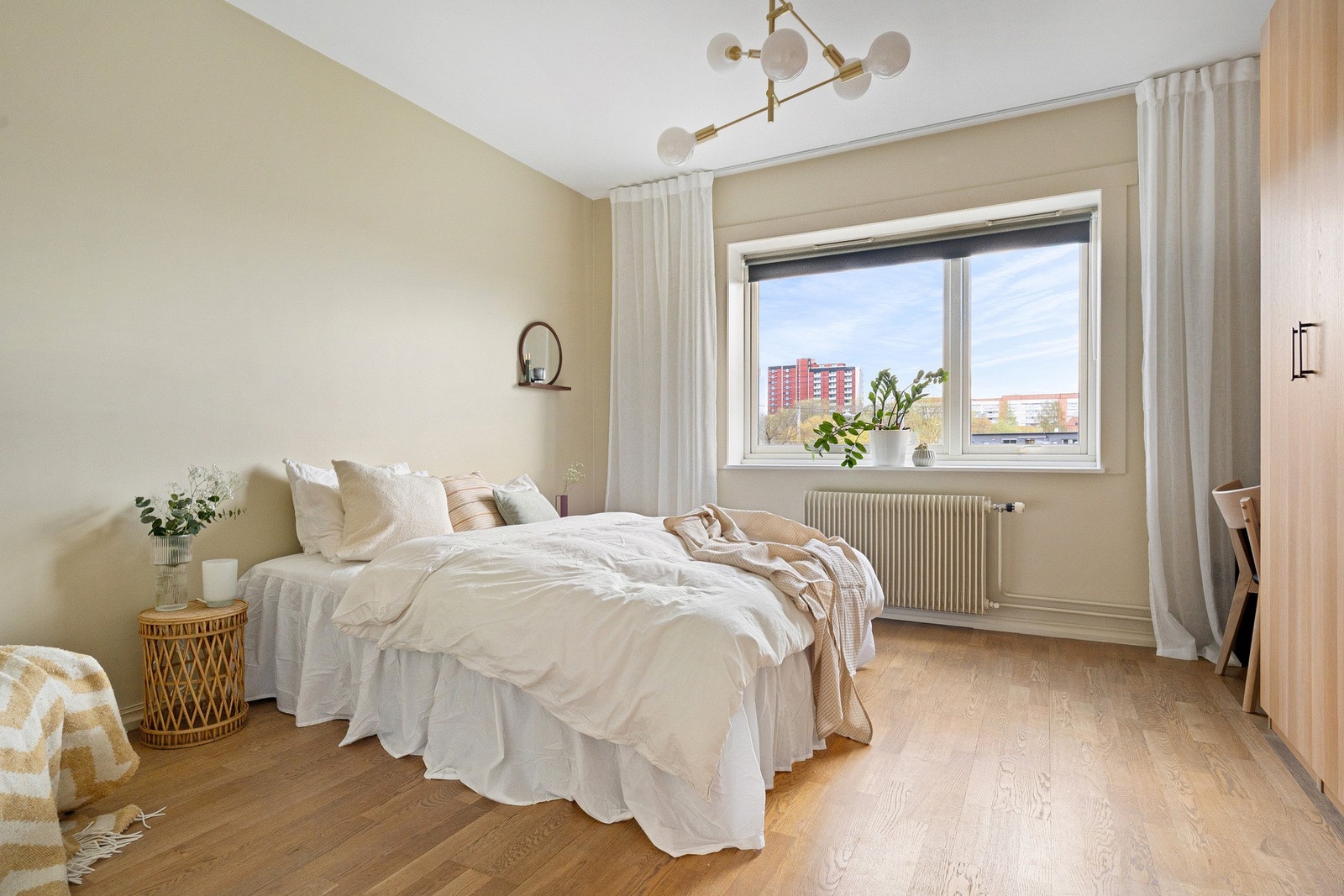 Soverom nummer to er lyst og luftig med god plass til dobbeltseng og nattbord. Galleribilde