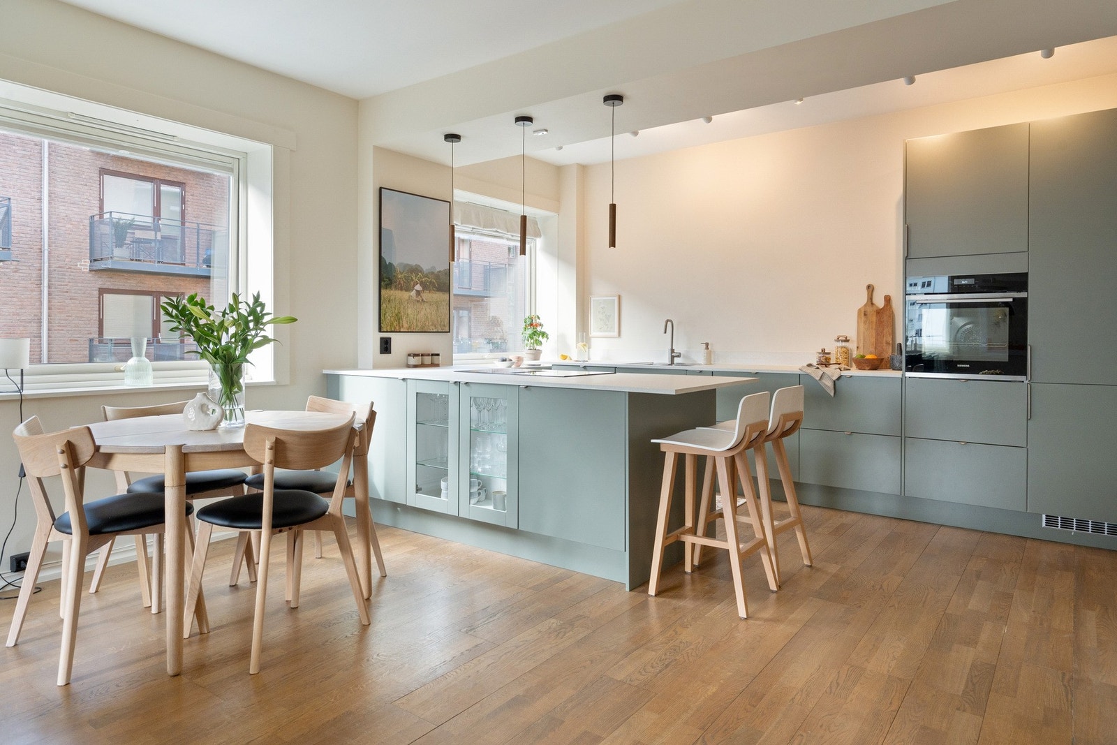 Romslig oppholdsrom med god plass til spisebord med tilhørende spisestoler. Galleribilde