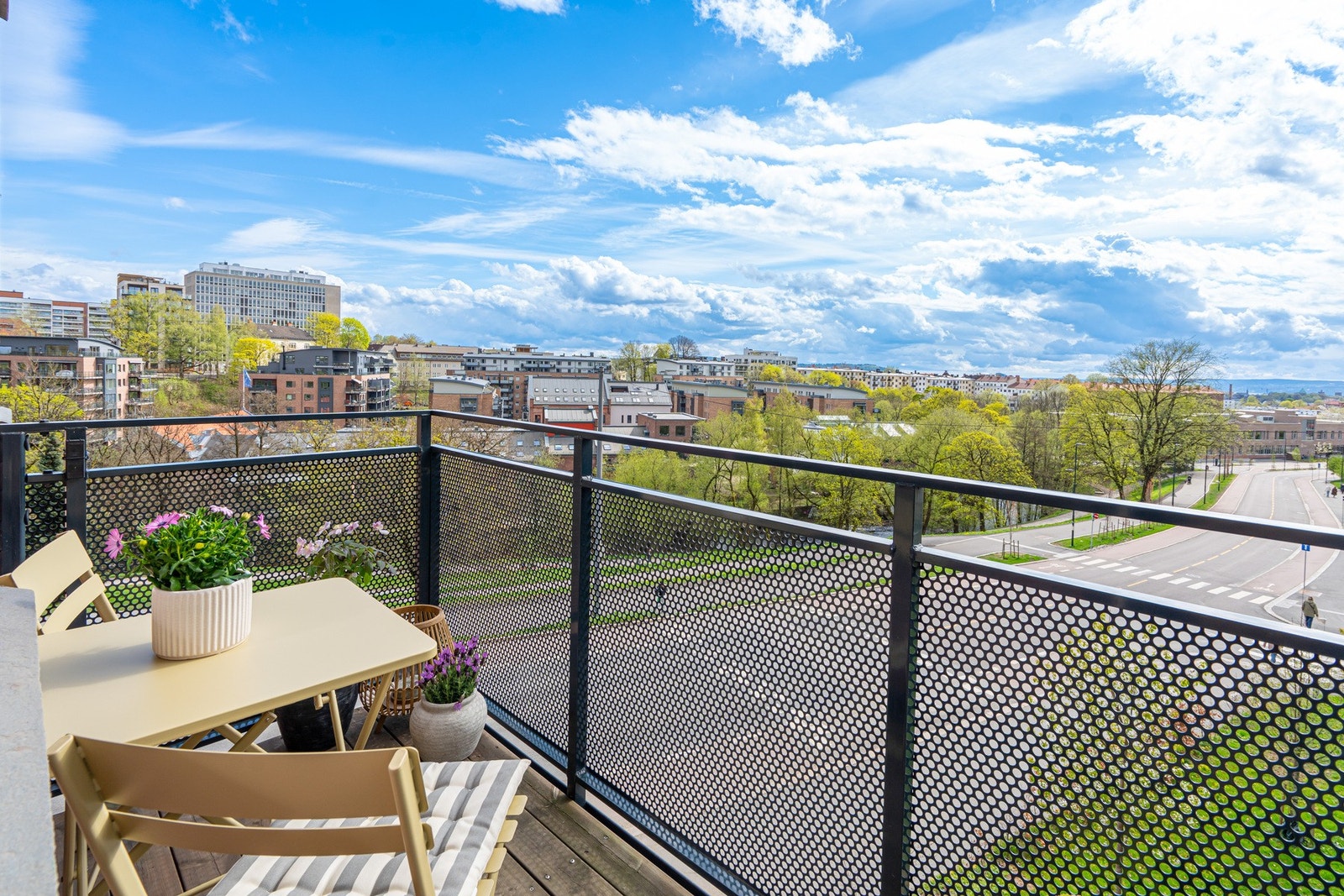 Balkongen er på ca. 3 m² og har god plass til utemøblement. Galleribilde