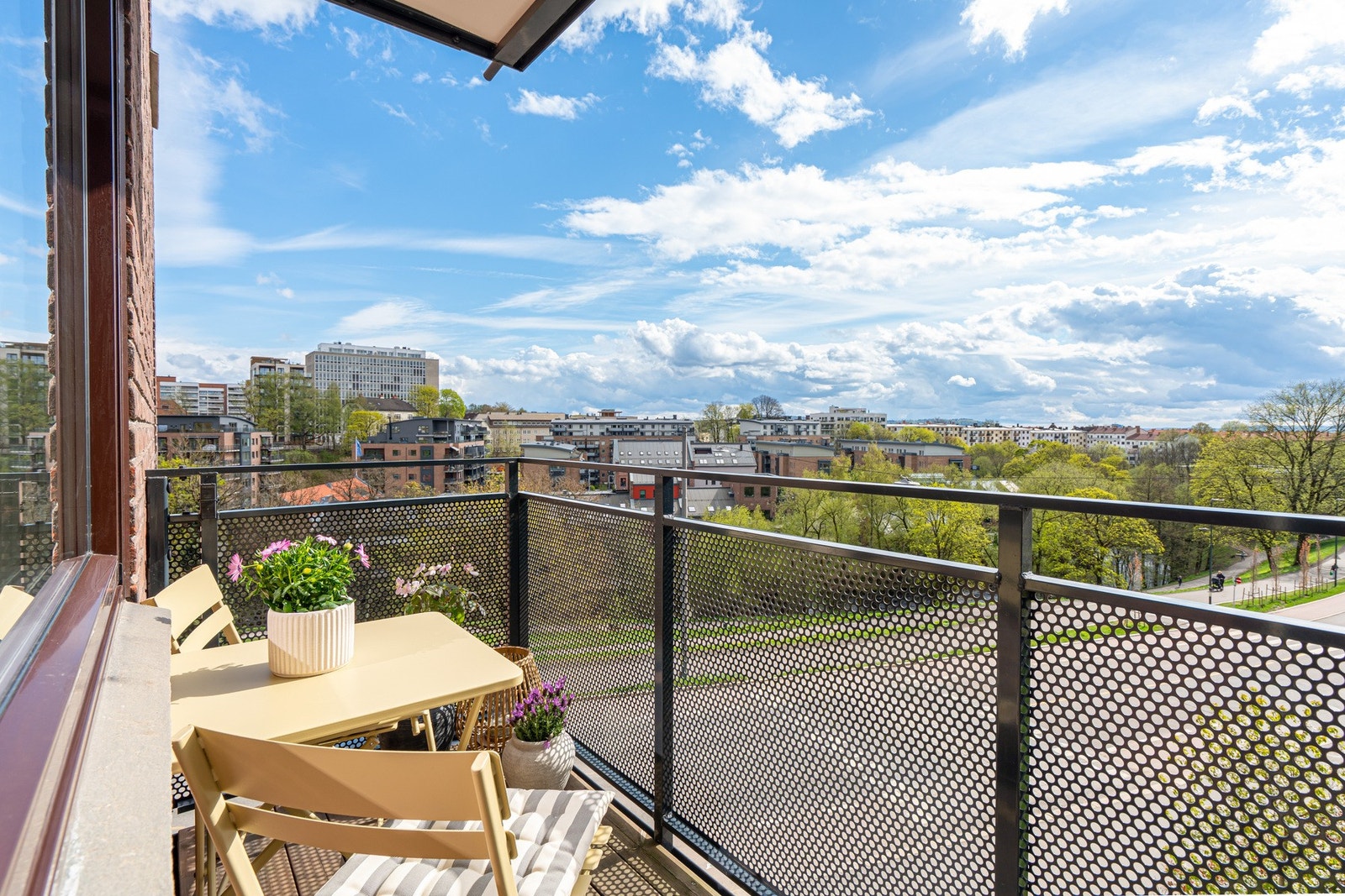 Lys og attraktiv 3-roms hjørneleilighet som består av entré, bad, to soverom, samt åpen stue- og kjøkkenløsning. Galleribilde