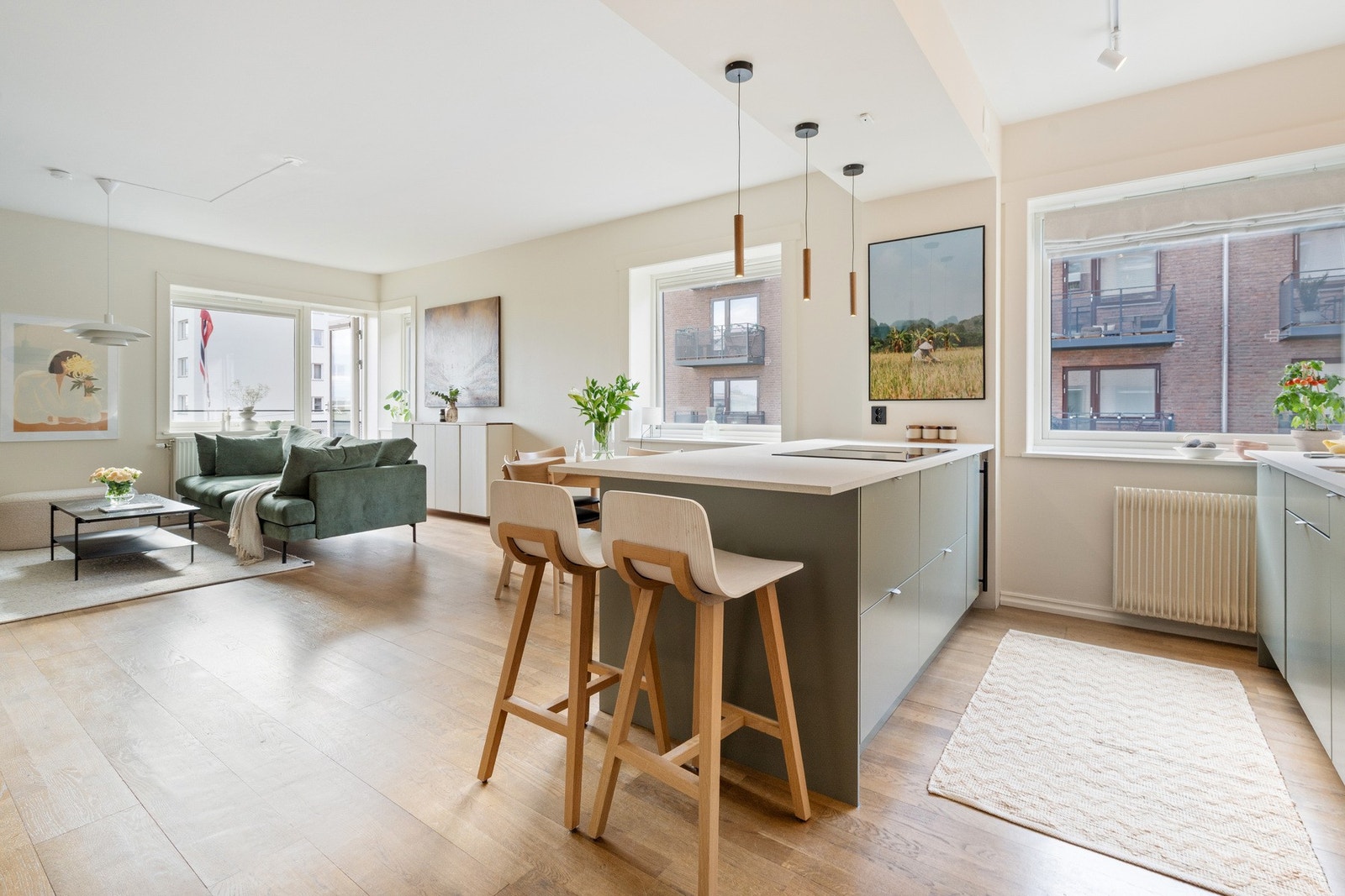 Store vindusflater sørger for flott lysinnslipp og en luftig romfølelse. Galleribilde