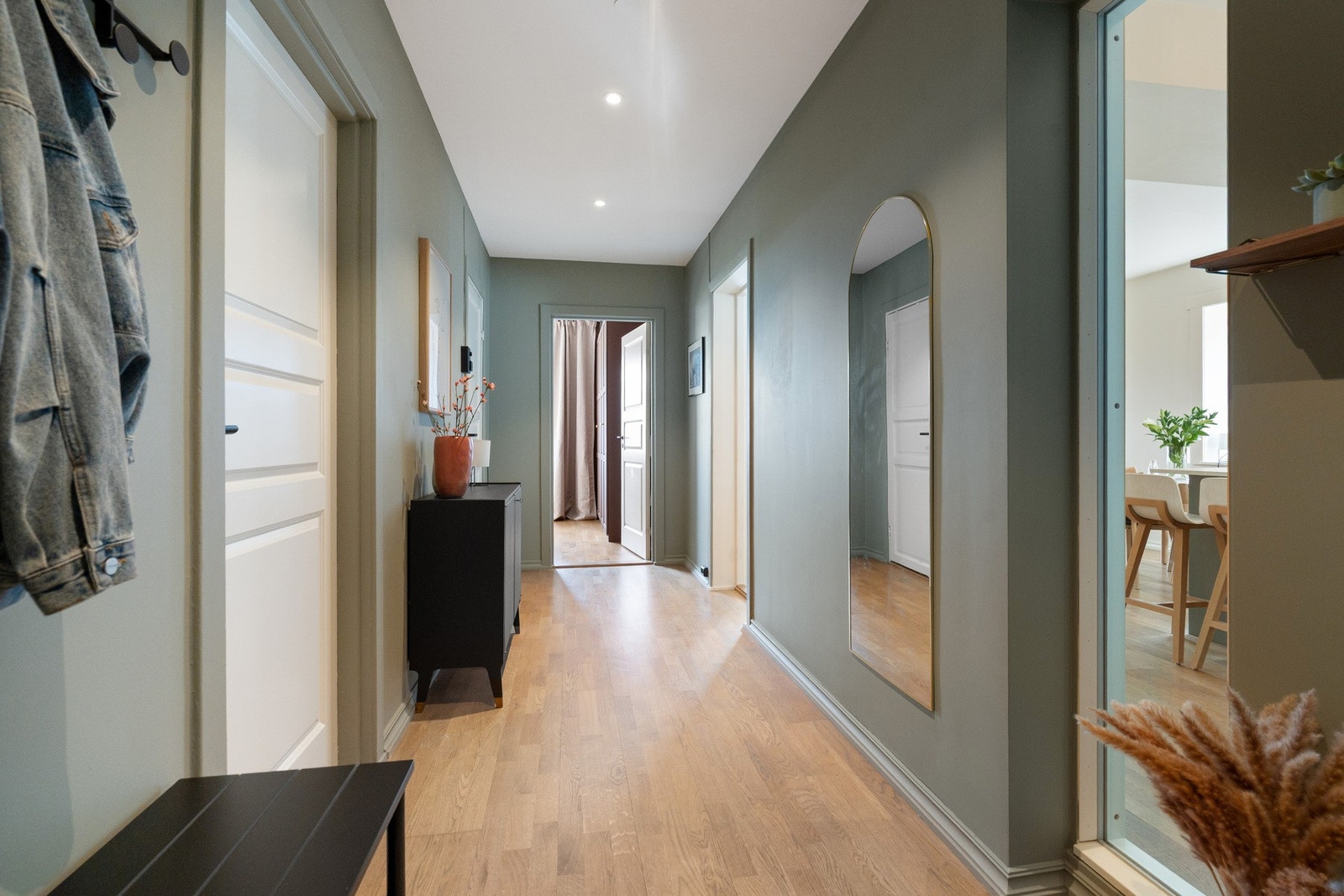 Innbydende og romslig entré med god plass til ytterklær og sko. Galleribilde